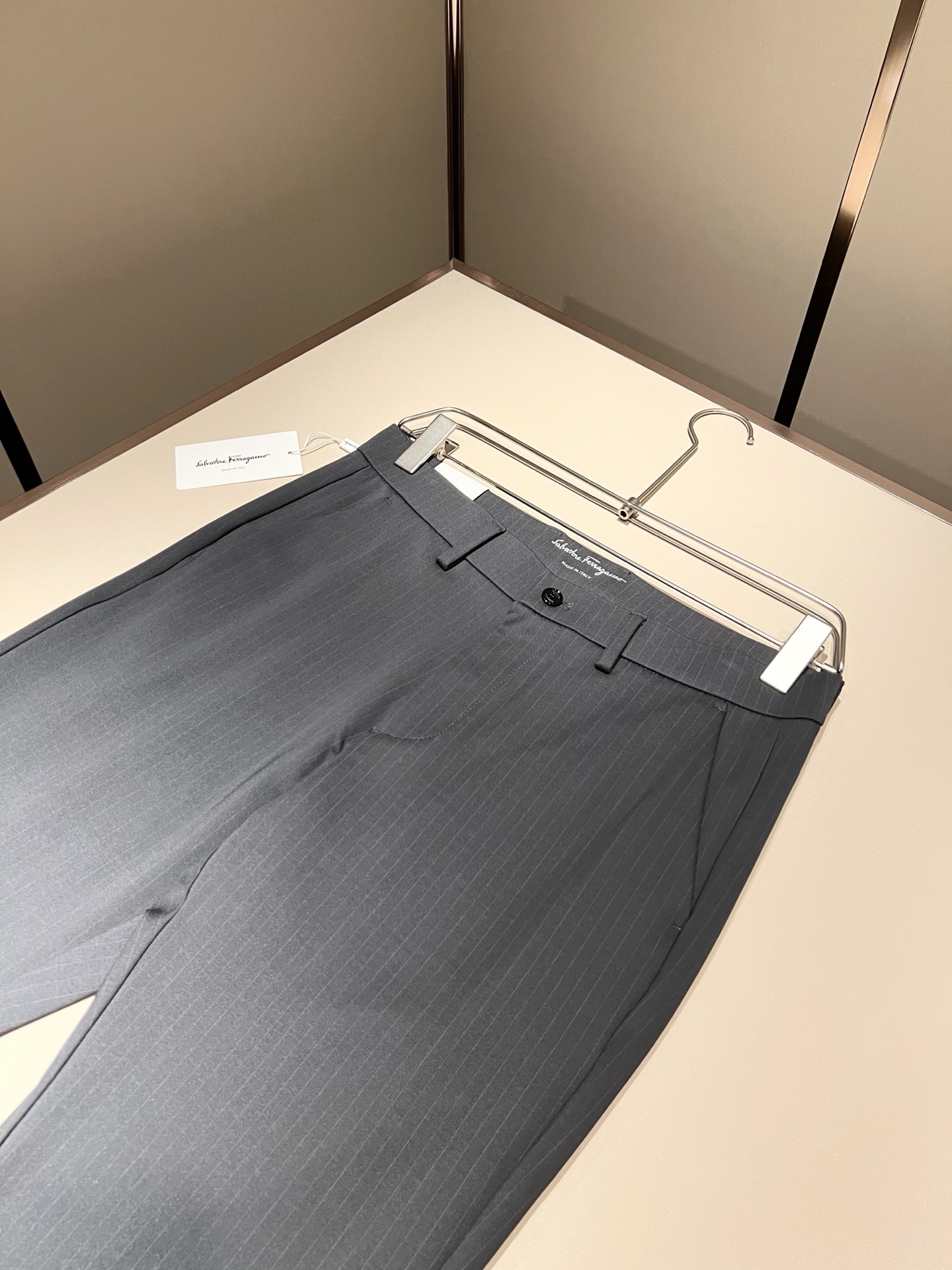 Ferraga*mo菲拉*慕2025秋冬新款男款休闲小直筒西裤， 原单品质，原单品质高端时尚休闲水洗原版