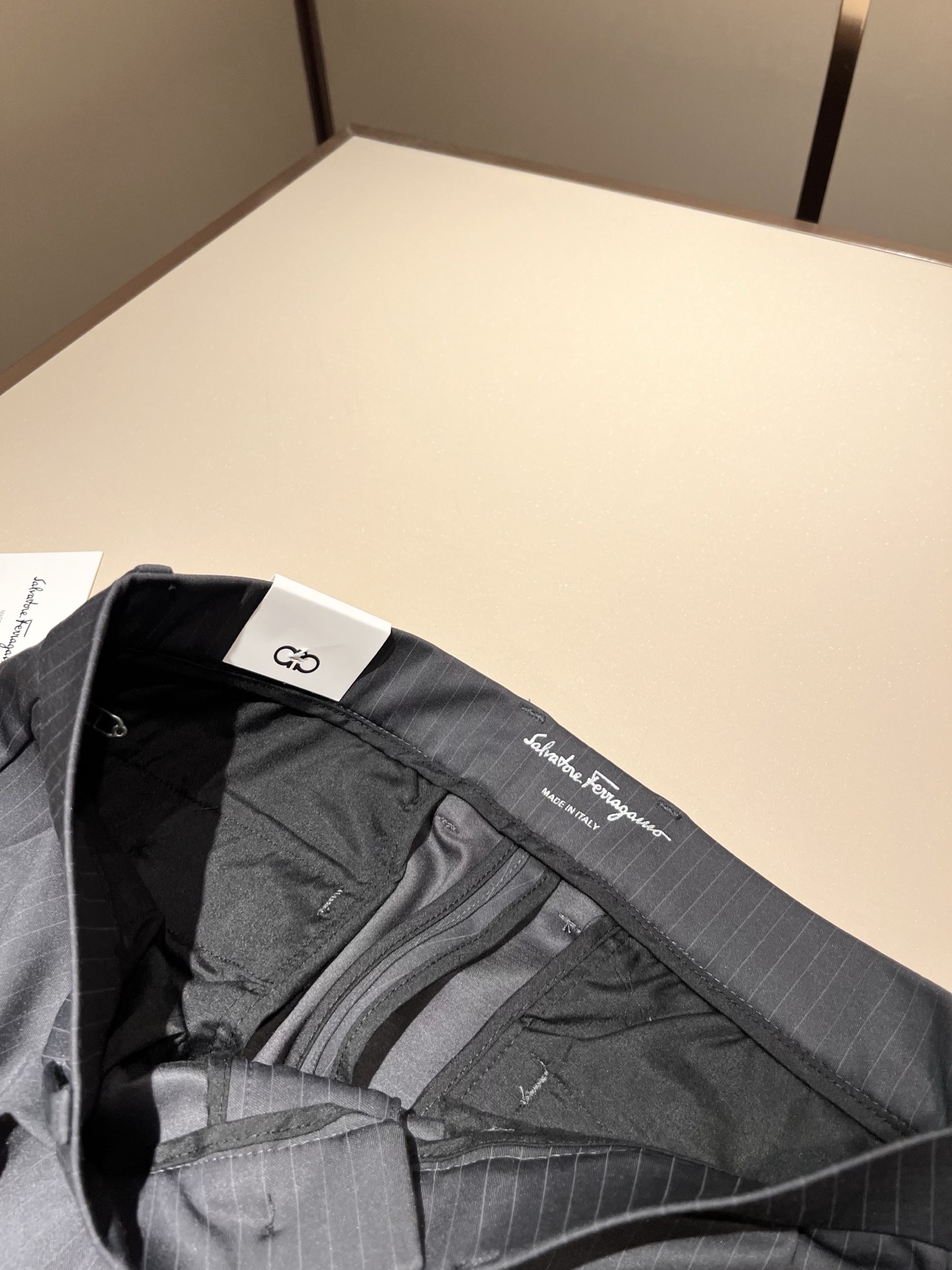 Ferraga*mo菲拉*慕2025秋冬新款男款休闲小直筒西裤， 原单品质，原单品质高端时尚休闲水洗原版