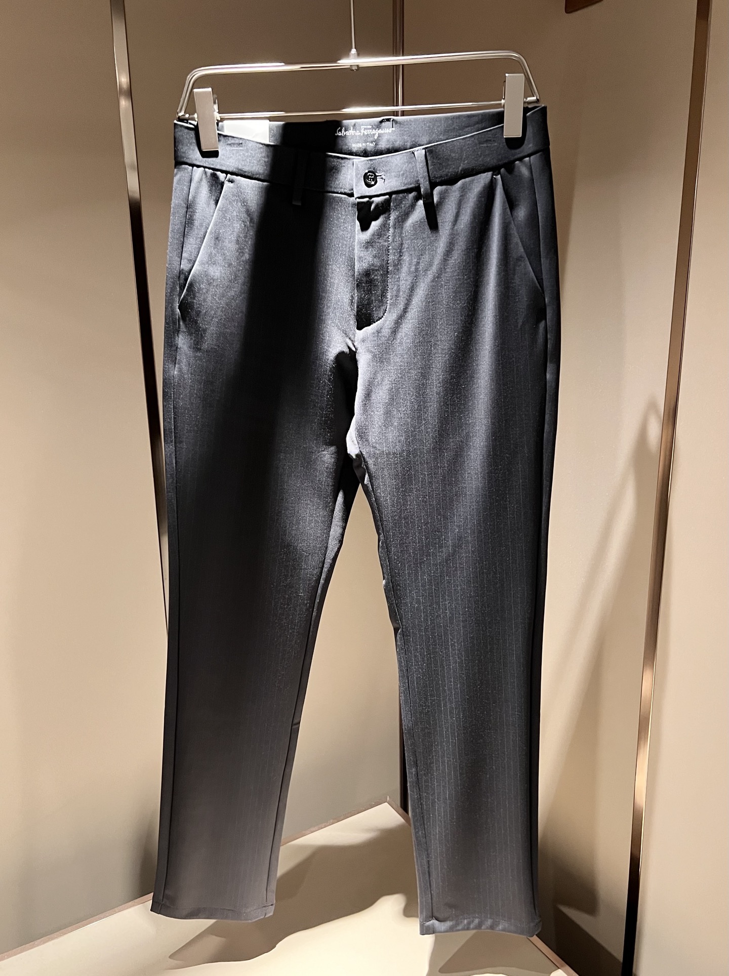 Ferraga*mo菲拉*慕2025秋冬新款男款休闲小直筒西裤， 原单品质，原单品质高端时尚休闲水洗原版