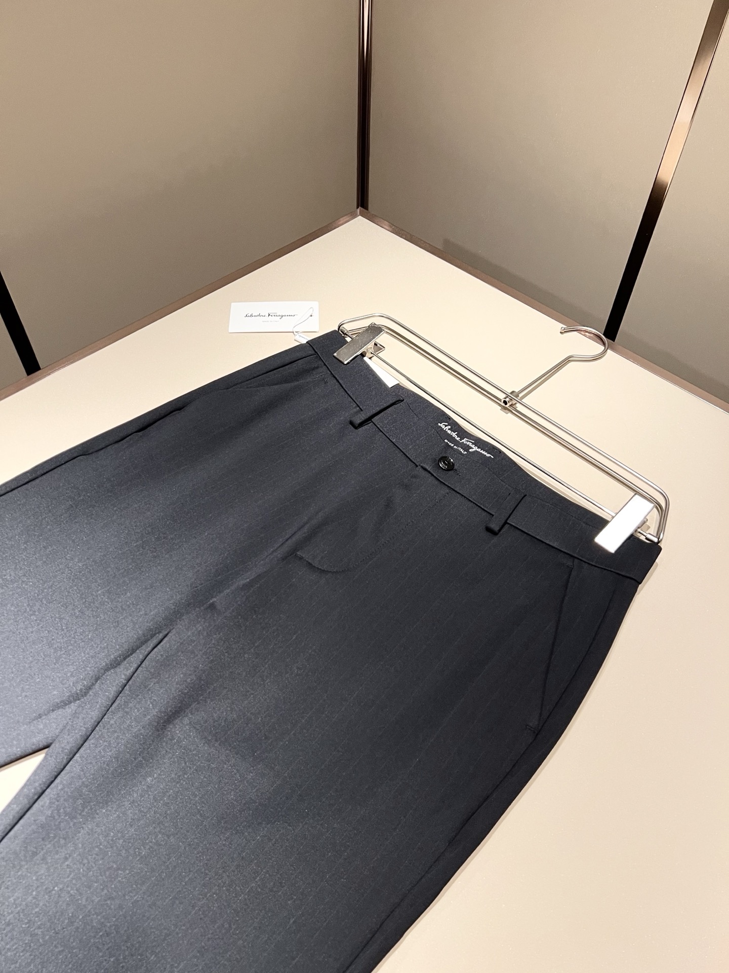 Ferraga*mo菲拉*慕2025秋冬新款男款休闲小直筒西裤， 原单品质，原单品质高端时尚休闲水洗原版