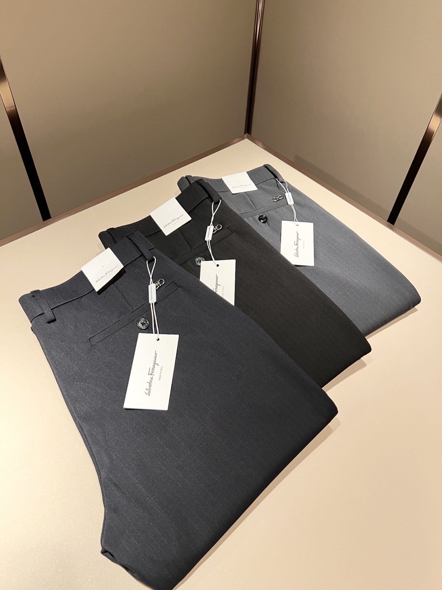 Ferraga*mo菲拉*慕2025秋冬新款男款休闲小直筒西裤， 原单品质，原单品质高端时尚休闲水洗原版