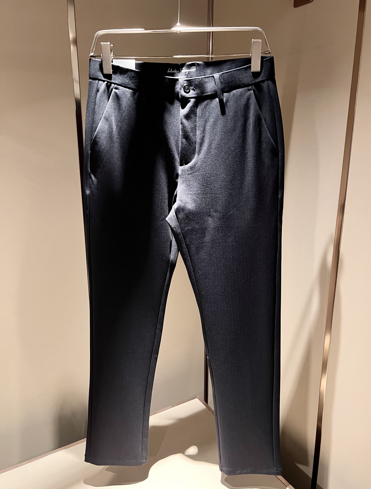 Ferraga*mo菲拉*慕2025秋冬新款男款休闲小直筒西裤， 原单品质，原单品质高端时尚休闲水洗原版