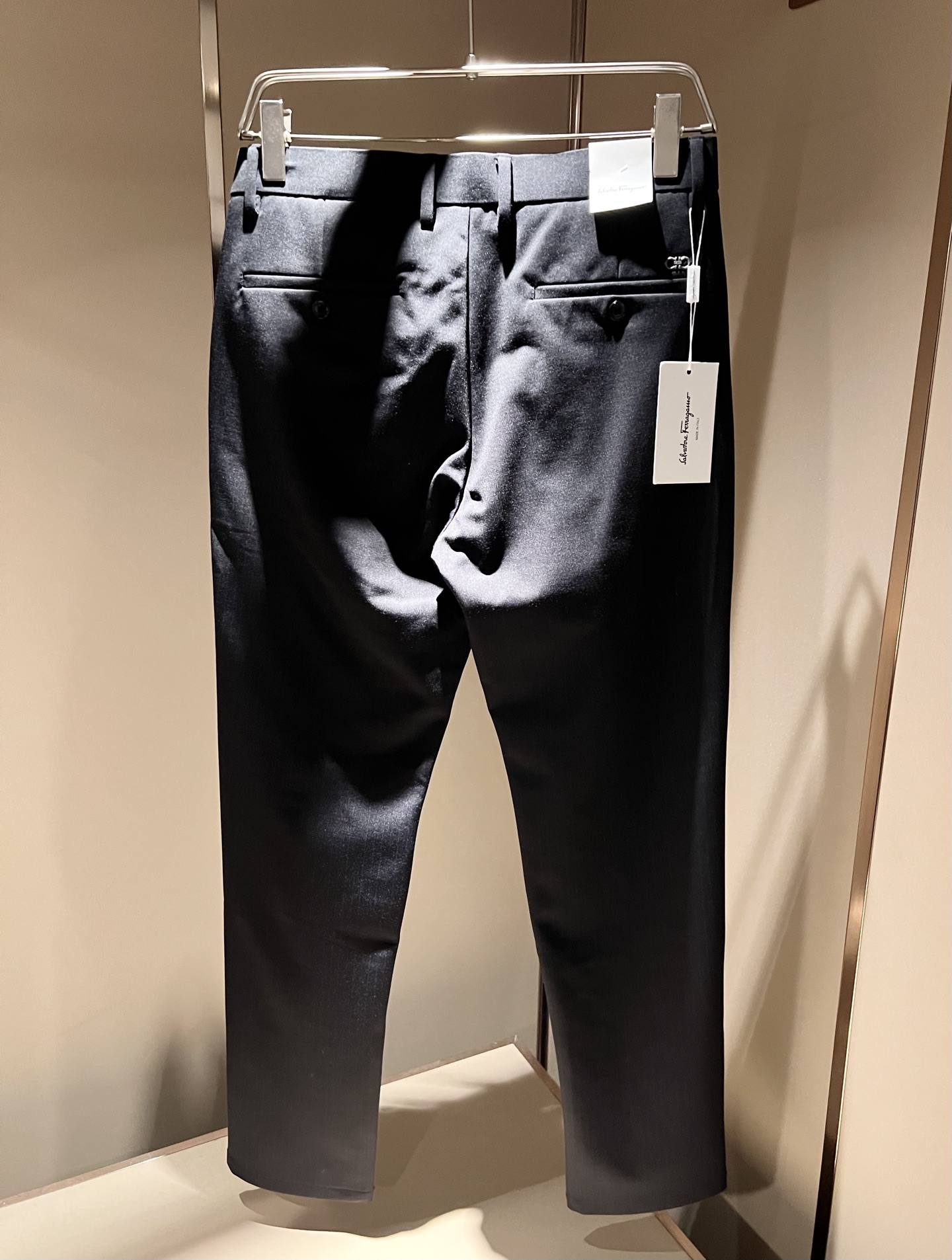 Ferraga*mo菲拉*慕2025秋冬新款男款休闲小直筒西裤， 原单品质，原单品质高端时尚休闲水洗原版