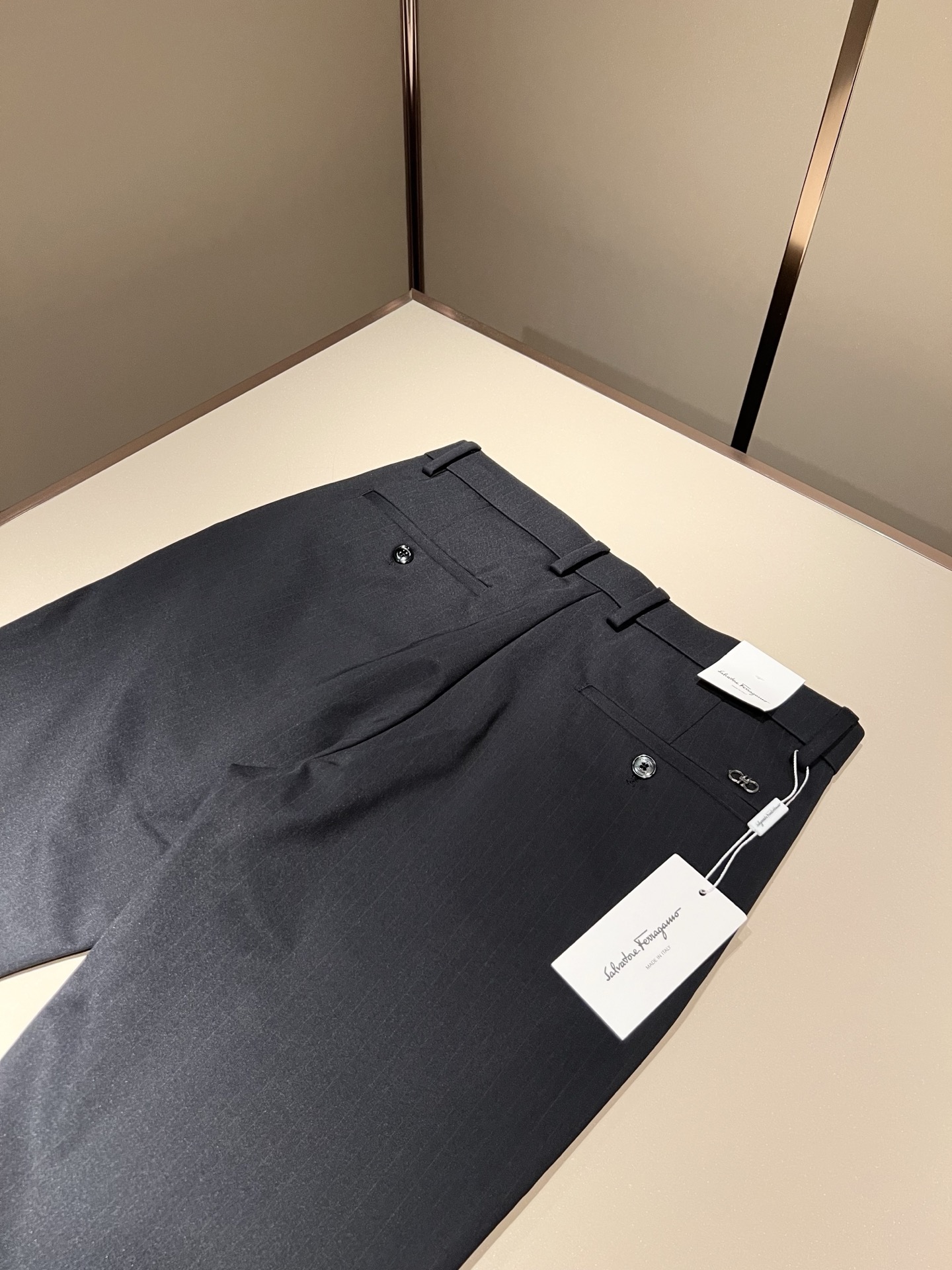 Ferraga*mo菲拉*慕2025秋冬新款男款休闲小直筒西裤， 原单品质，原单品质高端时尚休闲水洗原版