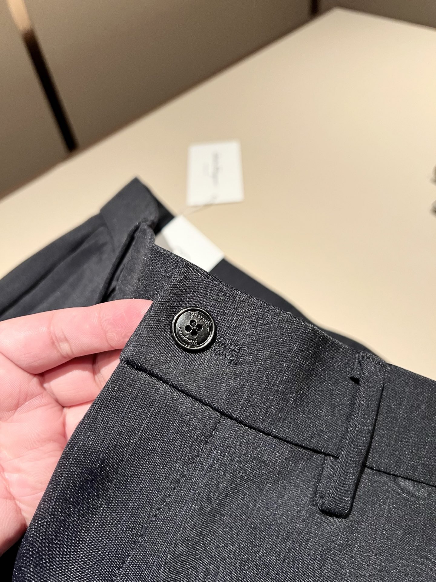 Ferraga*mo菲拉*慕2025秋冬新款男款休闲小直筒西裤， 原单品质，原单品质高端时尚休闲水洗原版