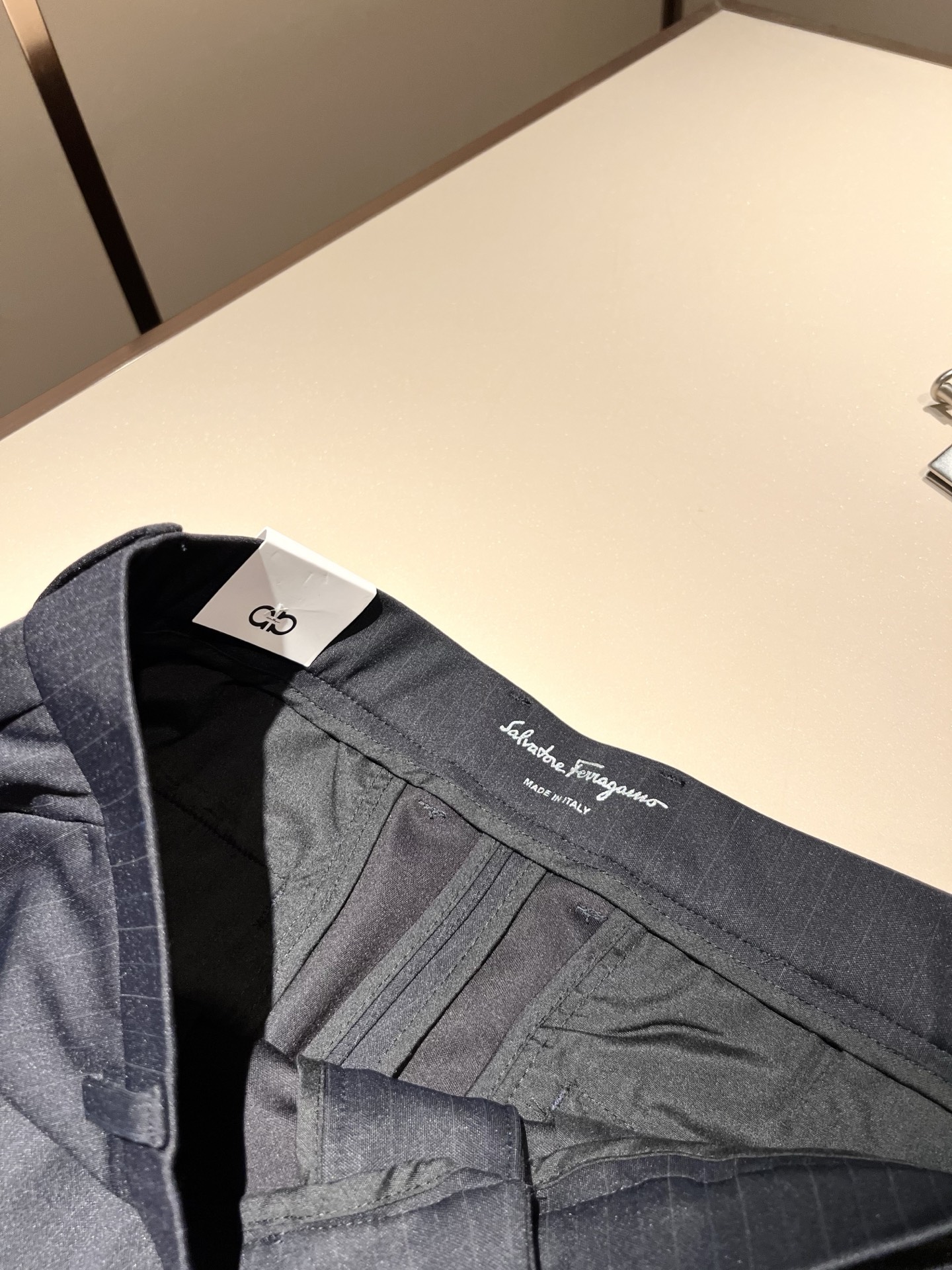 Ferraga*mo菲拉*慕2025秋冬新款男款休闲小直筒西裤， 原单品质，原单品质高端时尚休闲水洗原版