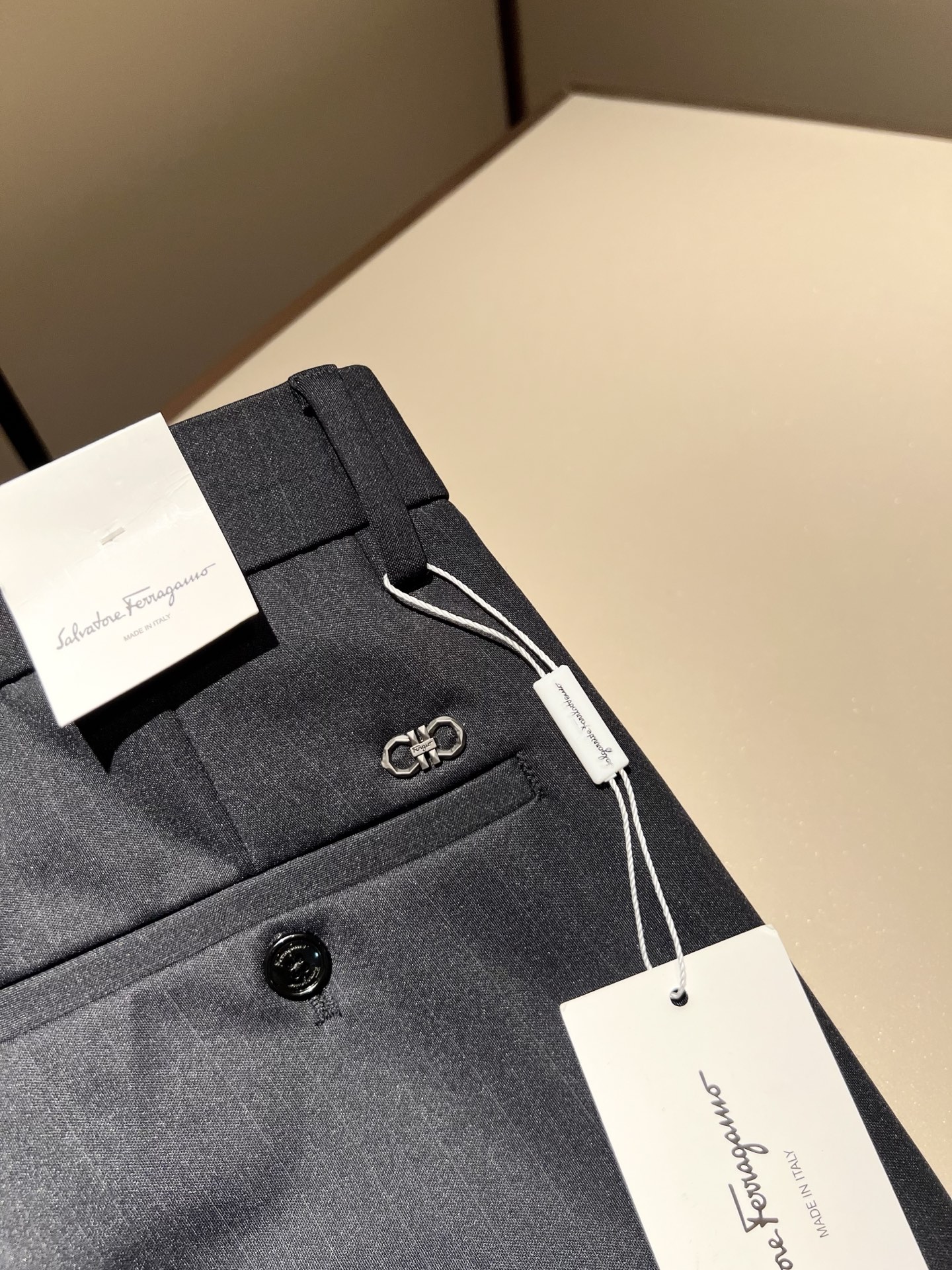 Ferraga*mo菲拉*慕2025秋冬新款男款休闲小直筒西裤， 原单品质，原单品质高端时尚休闲水洗原版