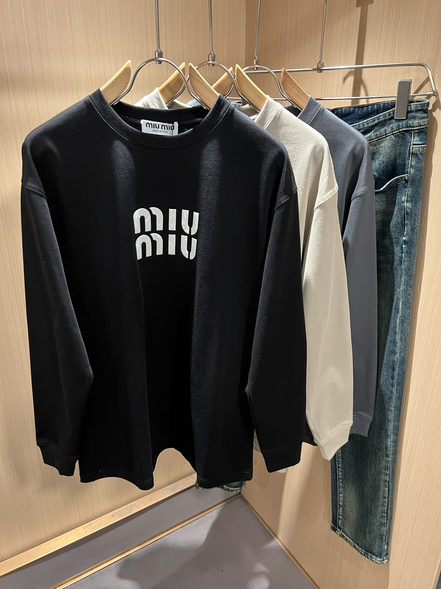 MIUMIU 谬谬2025秋冬新款男女同款👫打底衫，品牌最新设计元素！既不单调也不复杂,恰到好处的展现品