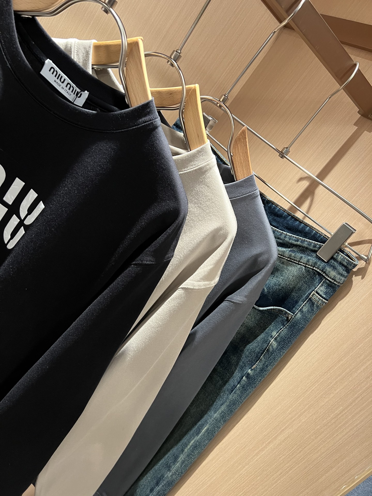 MIUMIU 谬谬2025秋冬新款男女同款👫打底衫，品牌最新设计元素！既不单调也不复杂,恰到好处的展现品