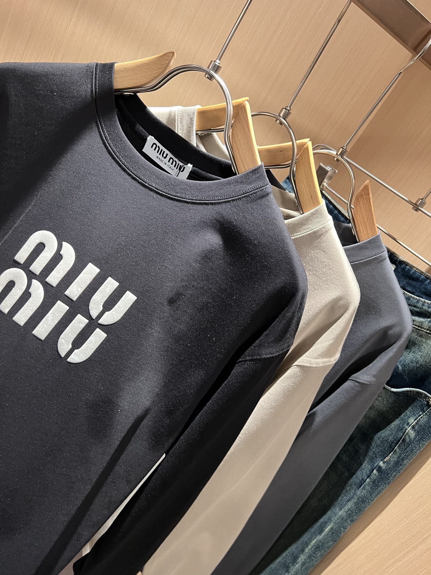 MIUMIU 谬谬2025秋冬新款男女同款👫打底衫，品牌最新设计元素！既不单调也不复杂,恰到好处的展现品