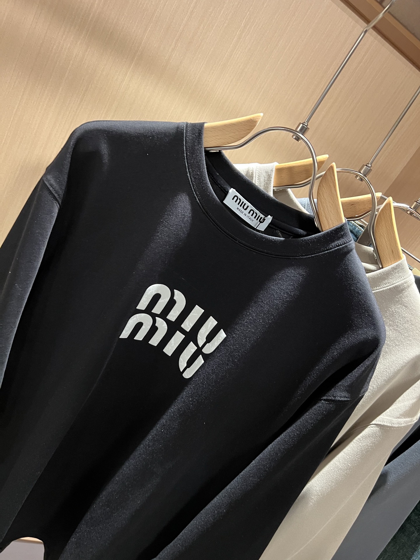 MIUMIU 谬谬2025秋冬新款男女同款👫打底衫，品牌最新设计元素！既不单调也不复杂,恰到好处的展现品