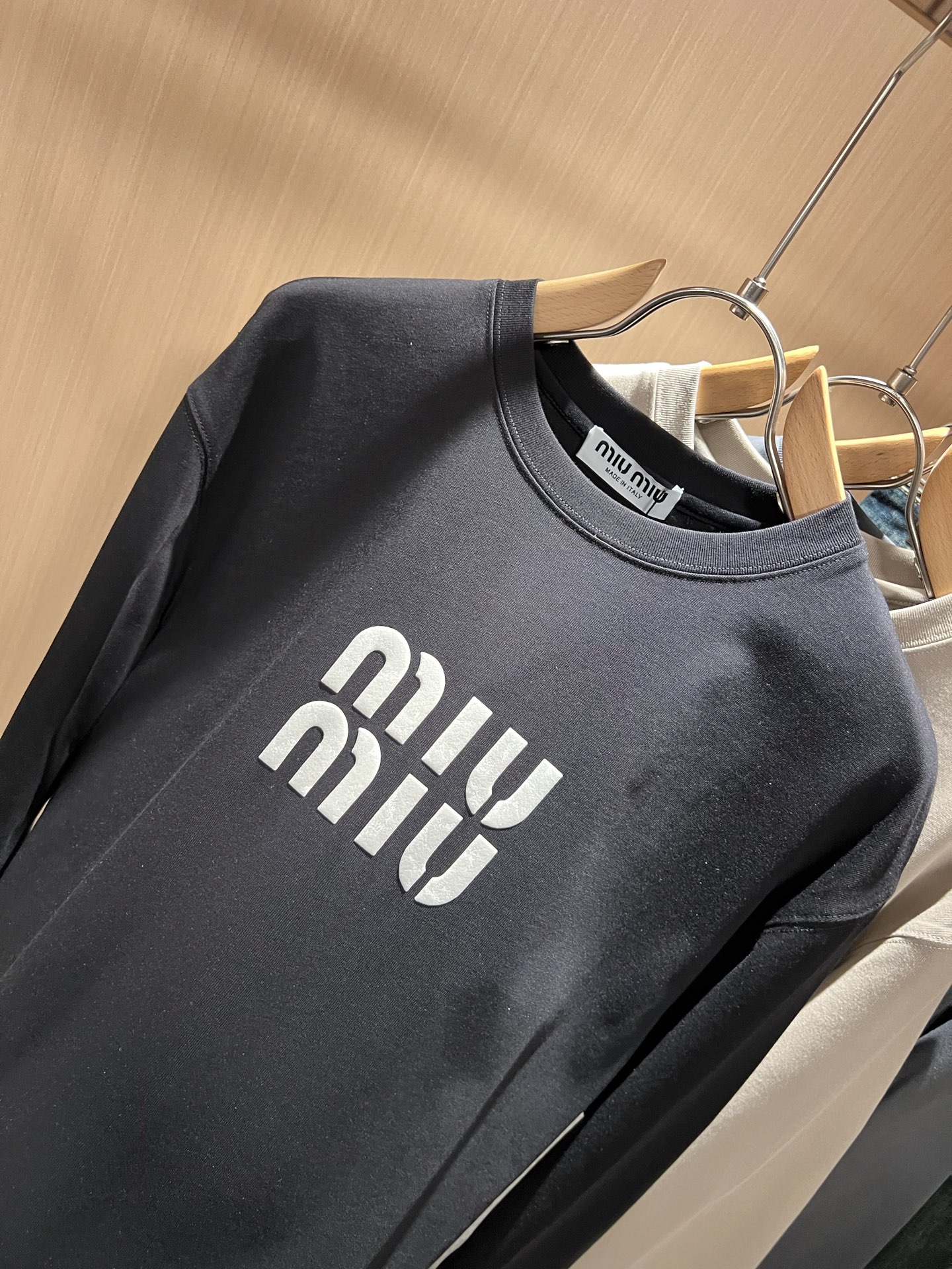 MIUMIU 谬谬2025秋冬新款男女同款👫打底衫，品牌最新设计元素！既不单调也不复杂,恰到好处的展现品
