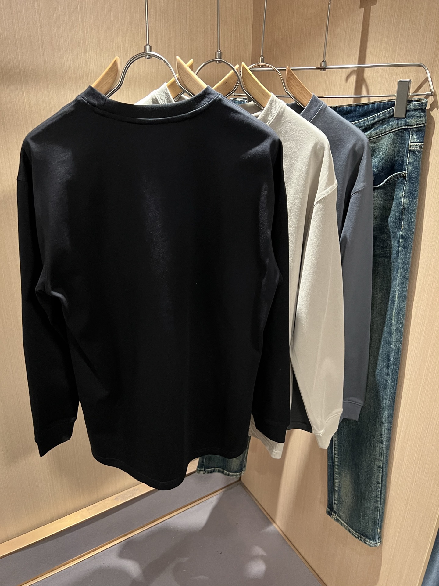 MIUMIU 谬谬2025秋冬新款男女同款👫打底衫，品牌最新设计元素！既不单调也不复杂,恰到好处的展现品