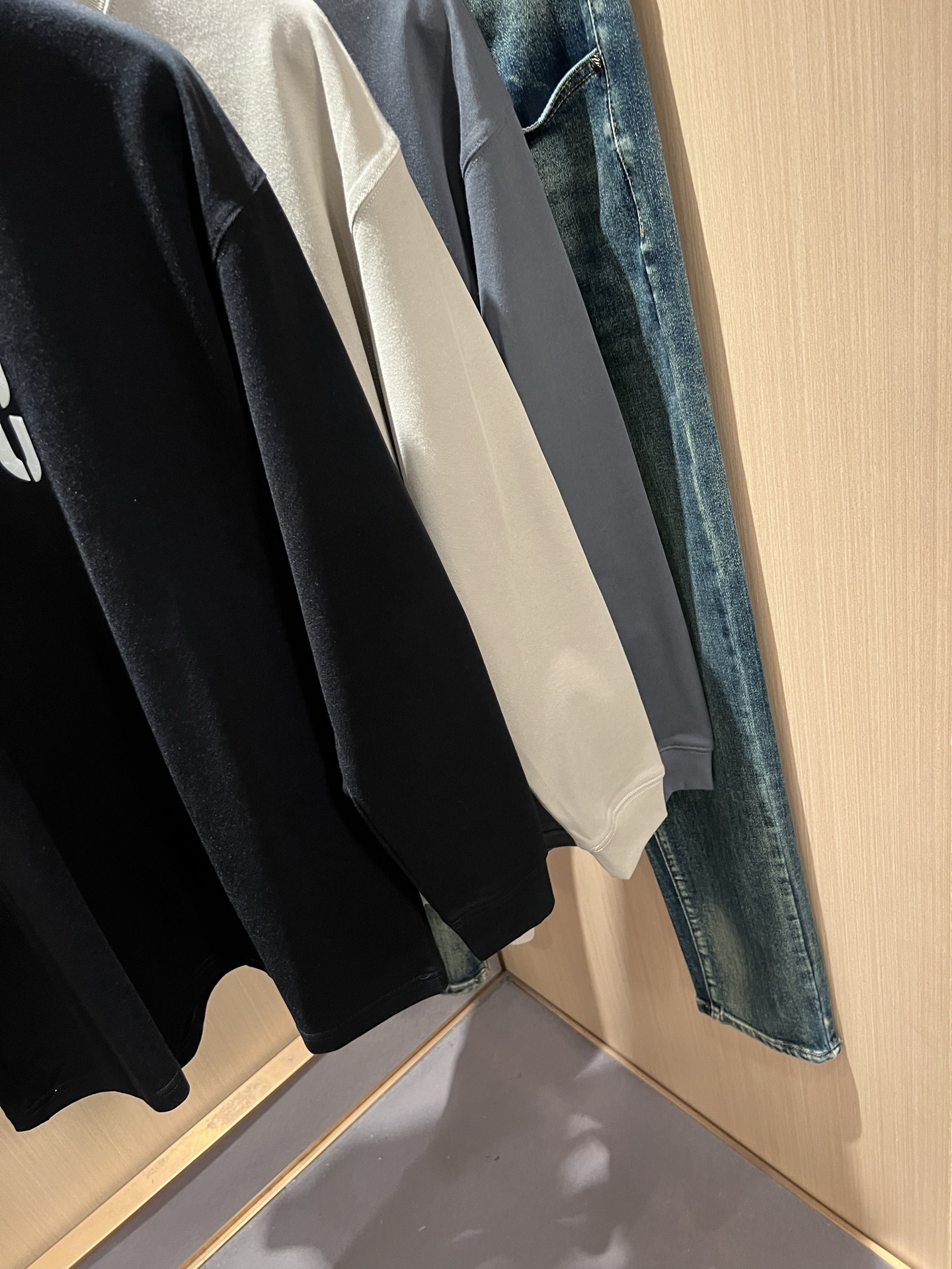 MIUMIU 谬谬2025秋冬新款男女同款👫打底衫，品牌最新设计元素！既不单调也不复杂,恰到好处的展现品