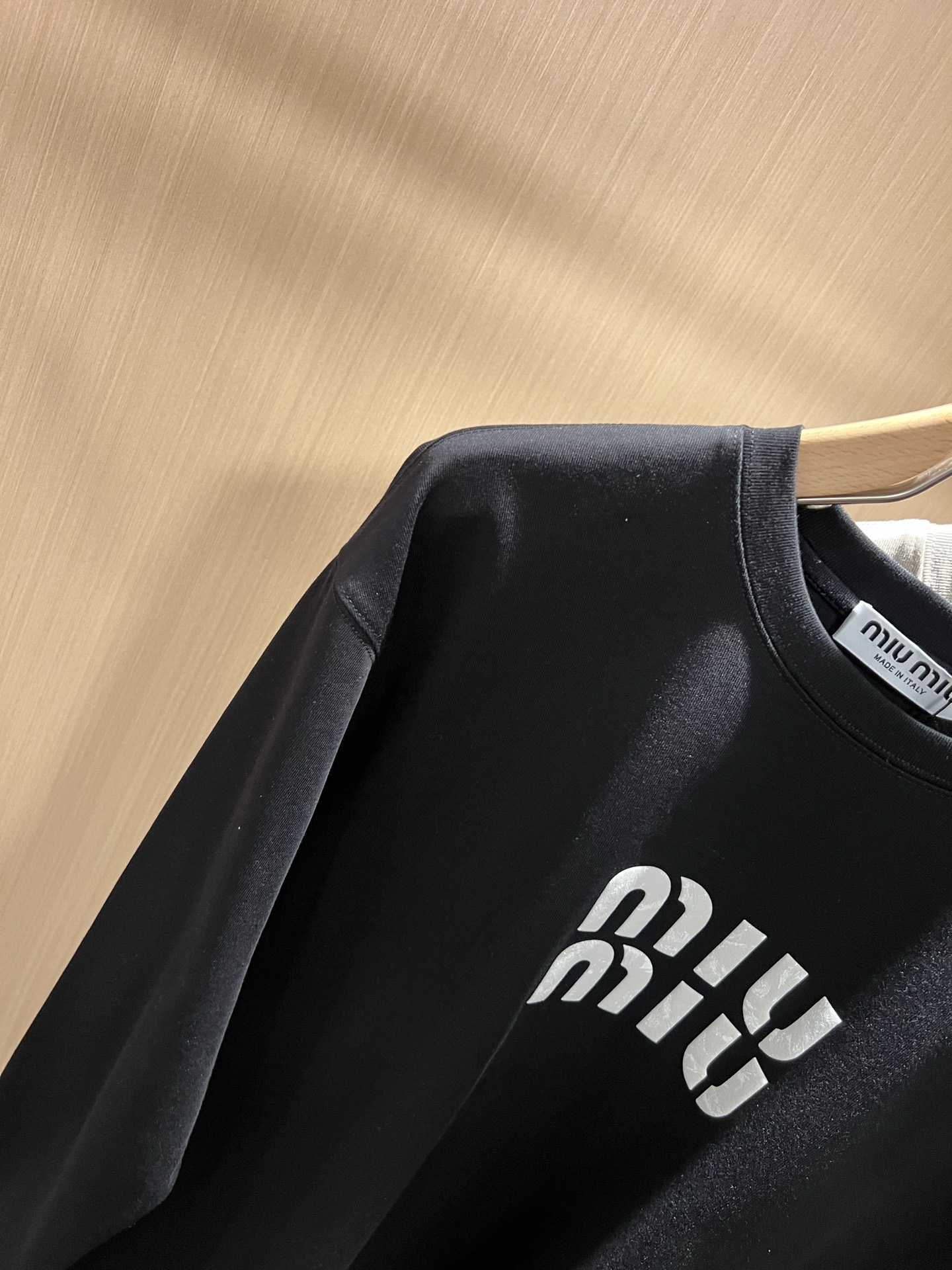 MIUMIU 谬谬2025秋冬新款男女同款👫打底衫，品牌最新设计元素！既不单调也不复杂,恰到好处的展现品