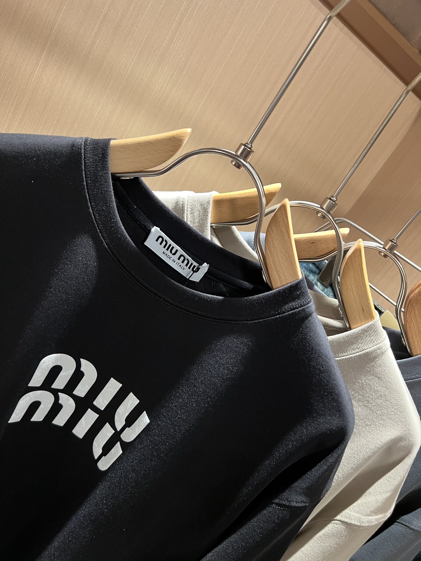 MIUMIU 谬谬2025秋冬新款男女同款👫打底衫，品牌最新设计元素！既不单调也不复杂,恰到好处的展现品