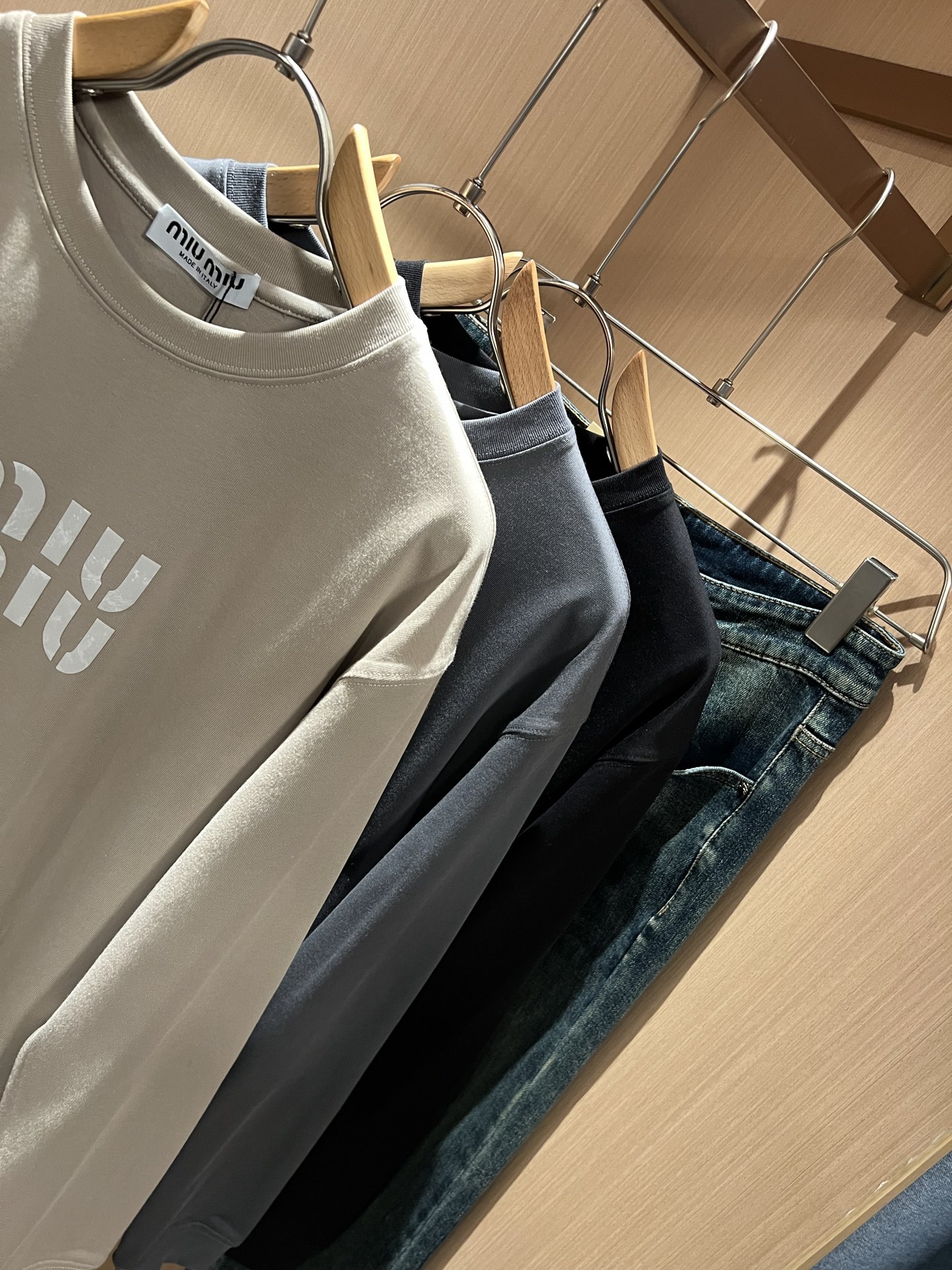 MIUMIU 谬谬2025秋冬新款男女同款👫打底衫，品牌最新设计元素！既不单调也不复杂,恰到好处的展现品