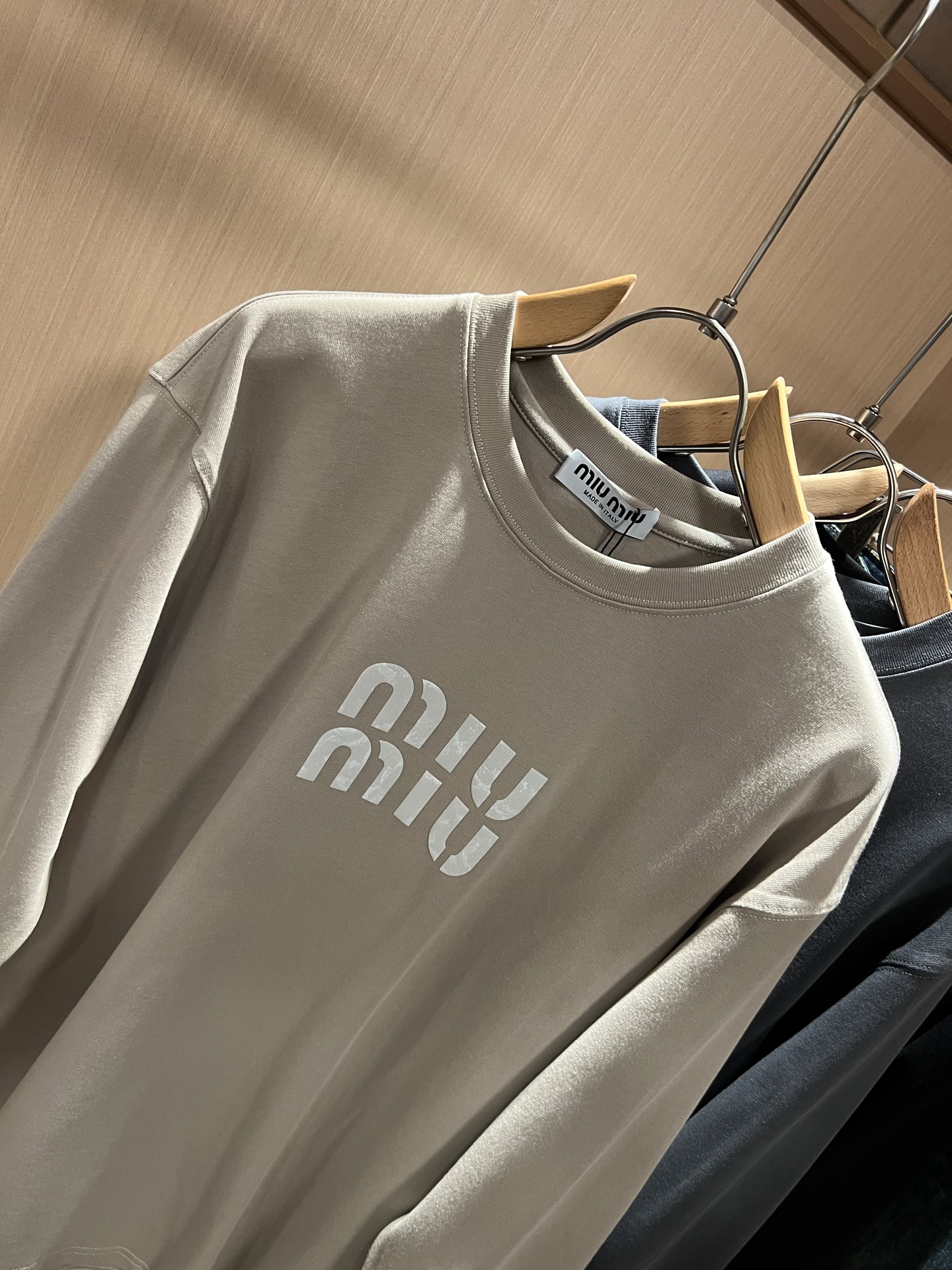 MIUMIU 谬谬2025秋冬新款男女同款👫打底衫，品牌最新设计元素！既不单调也不复杂,恰到好处的展现品