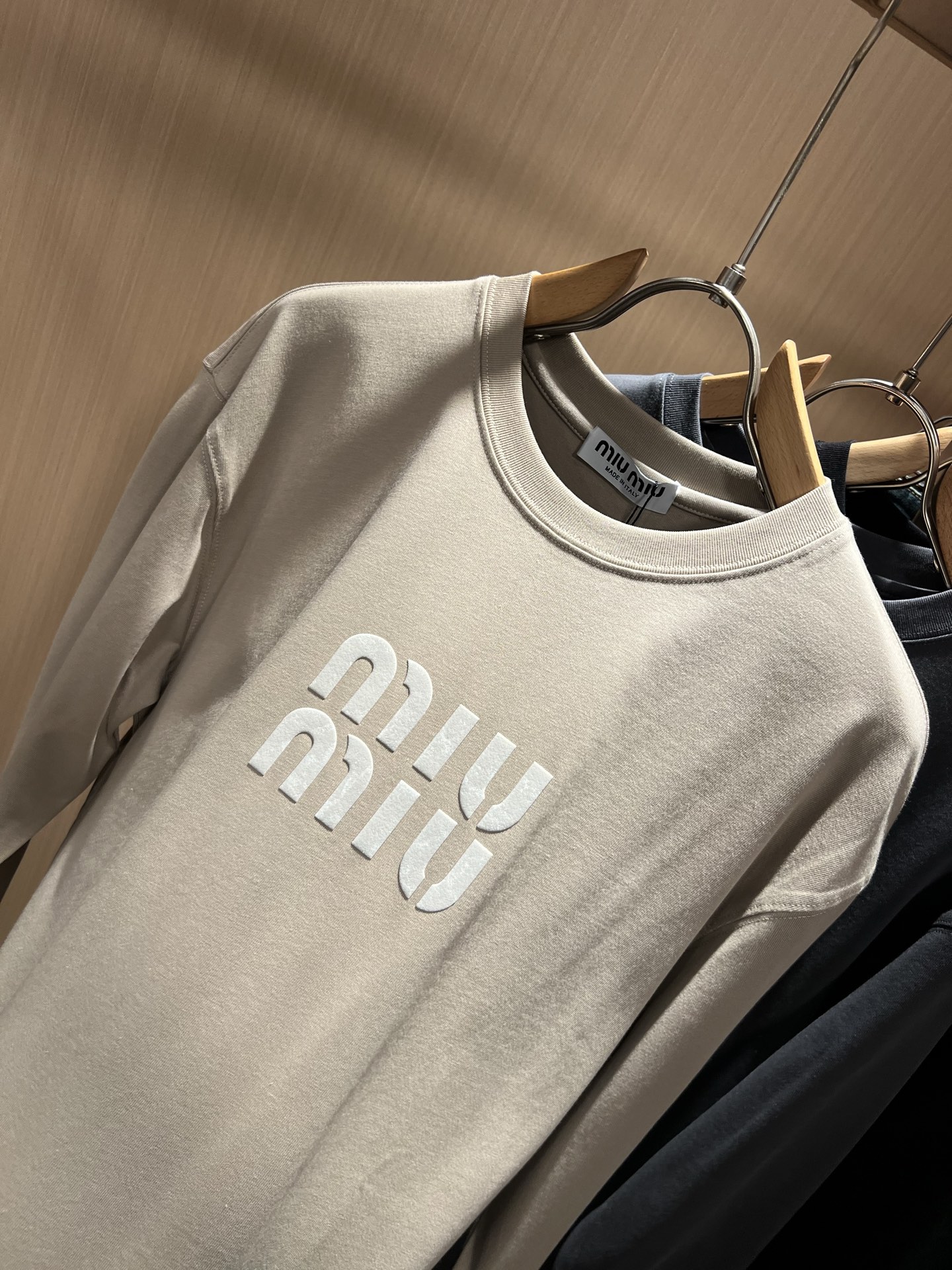 MIUMIU 谬谬2025秋冬新款男女同款👫打底衫，品牌最新设计元素！既不单调也不复杂,恰到好处的展现品