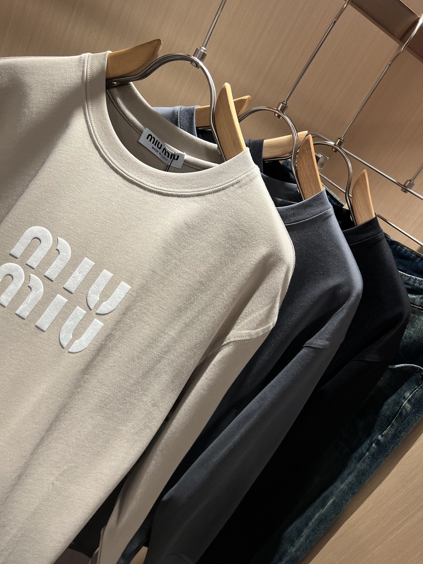 MIUMIU 谬谬2025秋冬新款男女同款👫打底衫，品牌最新设计元素！既不单调也不复杂,恰到好处的展现品