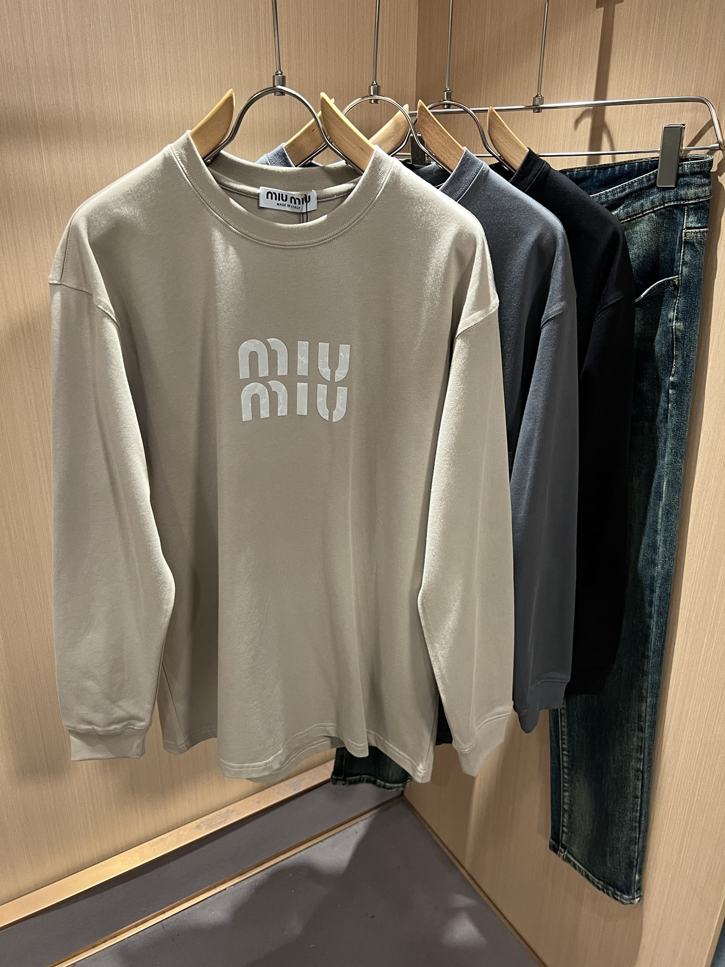 MIUMIU 谬谬2025秋冬新款男女同款👫打底衫，品牌最新设计元素！既不单调也不复杂,恰到好处的展现品