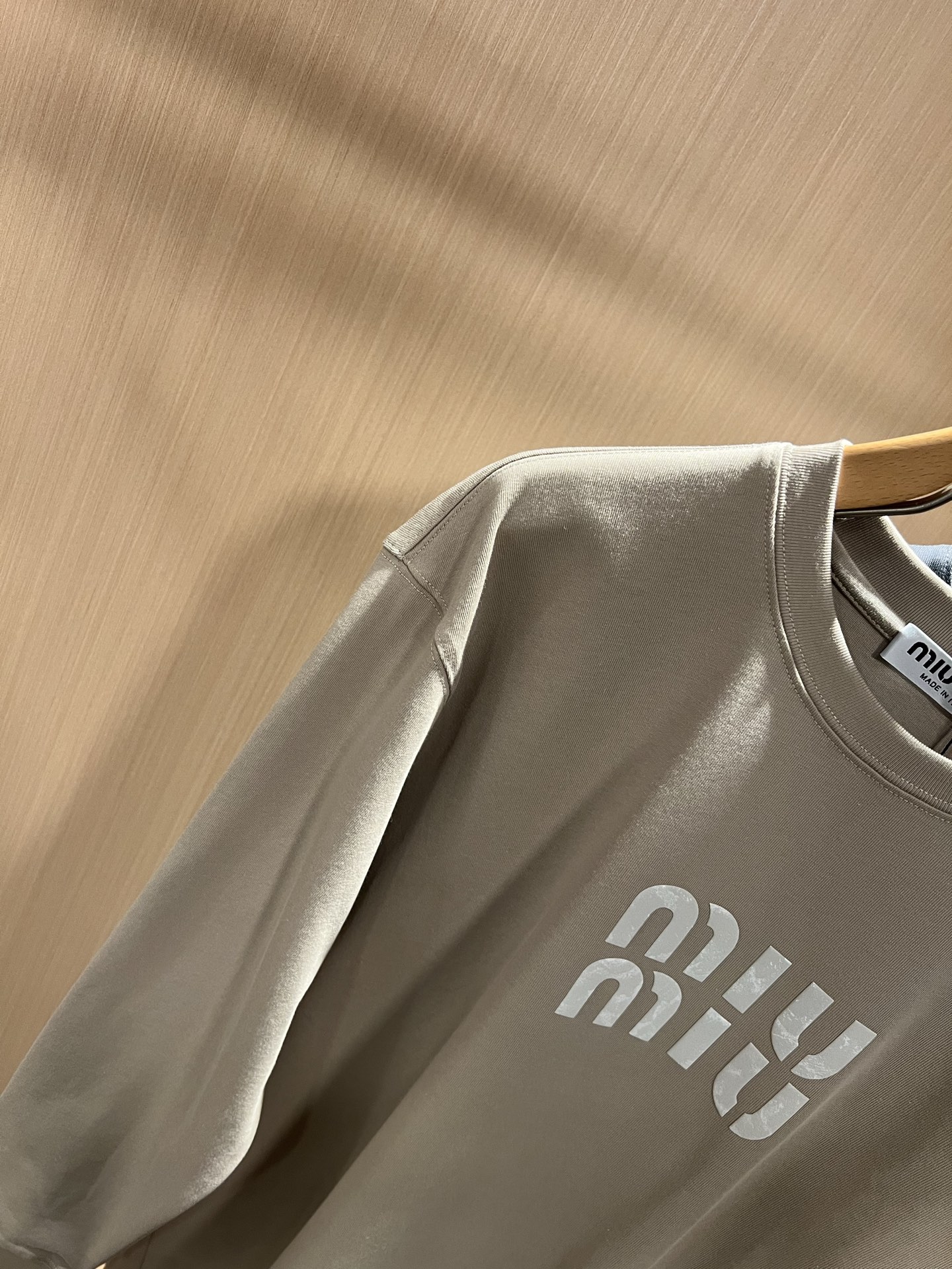 MIUMIU 谬谬2025秋冬新款男女同款👫打底衫，品牌最新设计元素！既不单调也不复杂,恰到好处的展现品