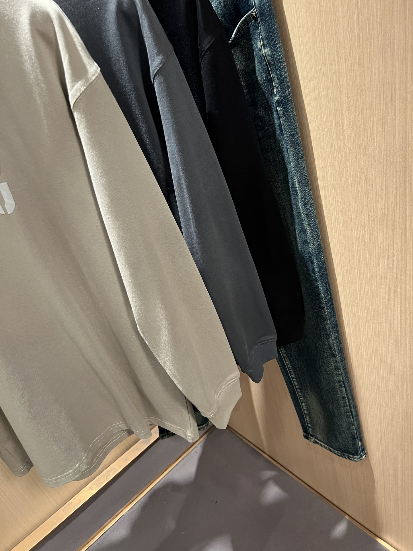 MIUMIU 谬谬2025秋冬新款男女同款👫打底衫，品牌最新设计元素！既不单调也不复杂,恰到好处的展现品