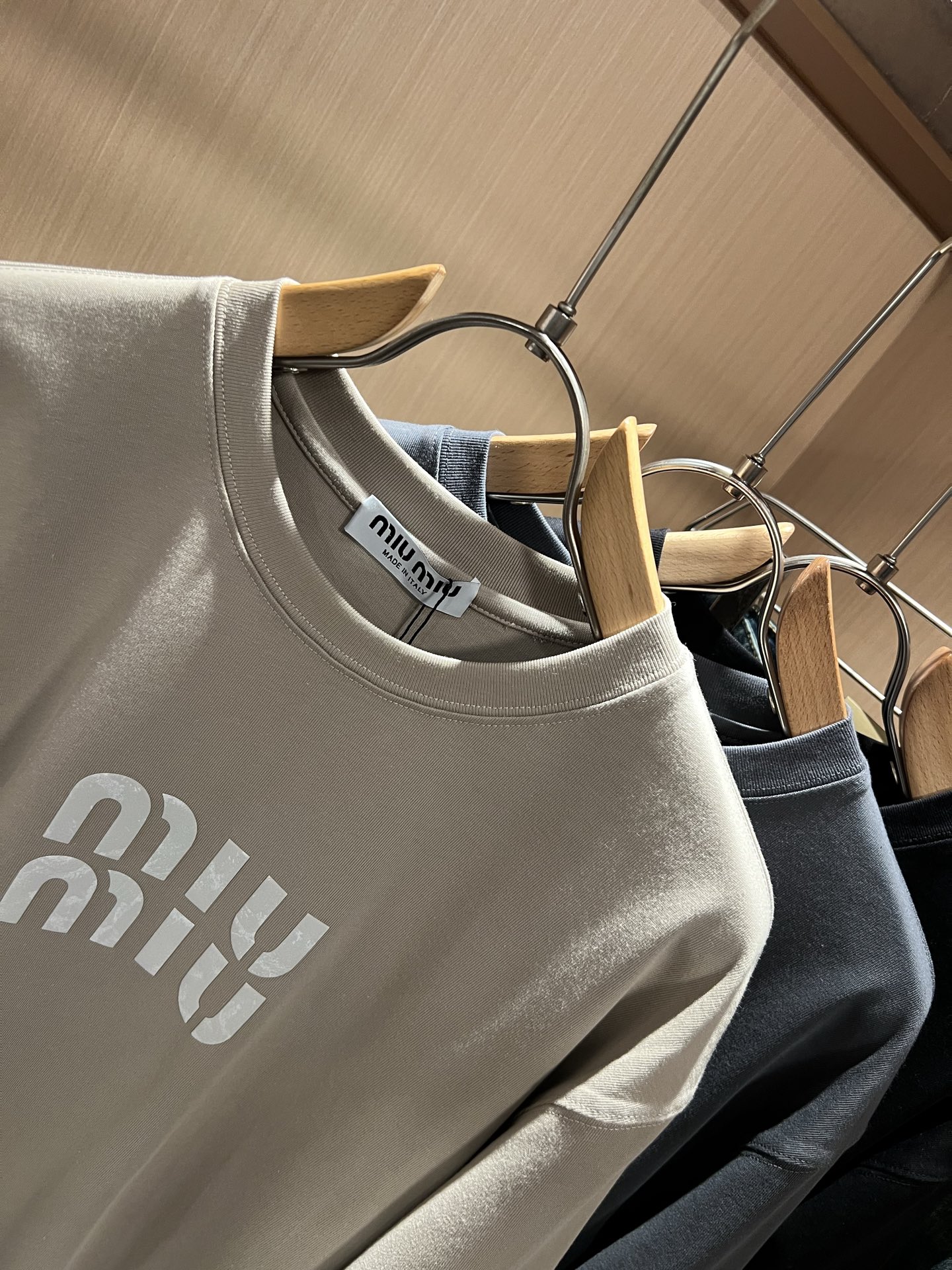 MIUMIU 谬谬2025秋冬新款男女同款👫打底衫，品牌最新设计元素！既不单调也不复杂,恰到好处的展现品