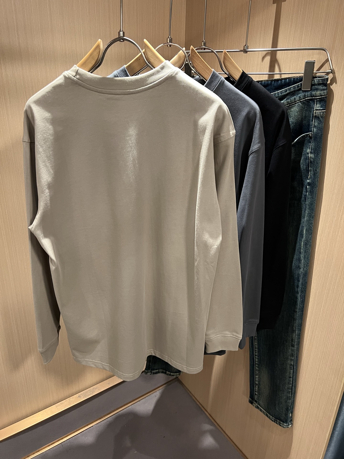 MIUMIU 谬谬2025秋冬新款男女同款👫打底衫，品牌最新设计元素！既不单调也不复杂,恰到好处的展现品