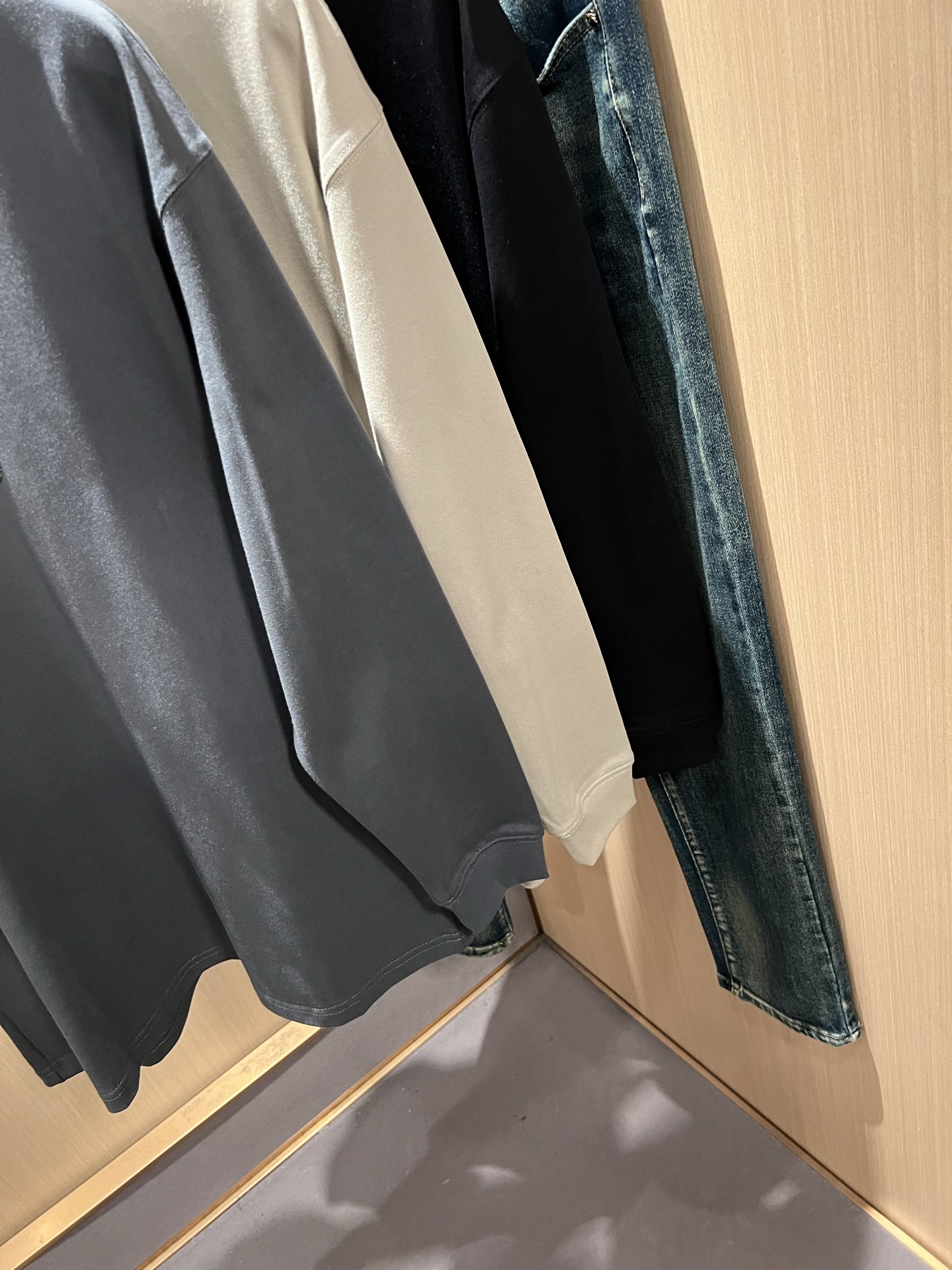 MIUMIU 谬谬2025秋冬新款男女同款👫打底衫，品牌最新设计元素！既不单调也不复杂,恰到好处的展现品