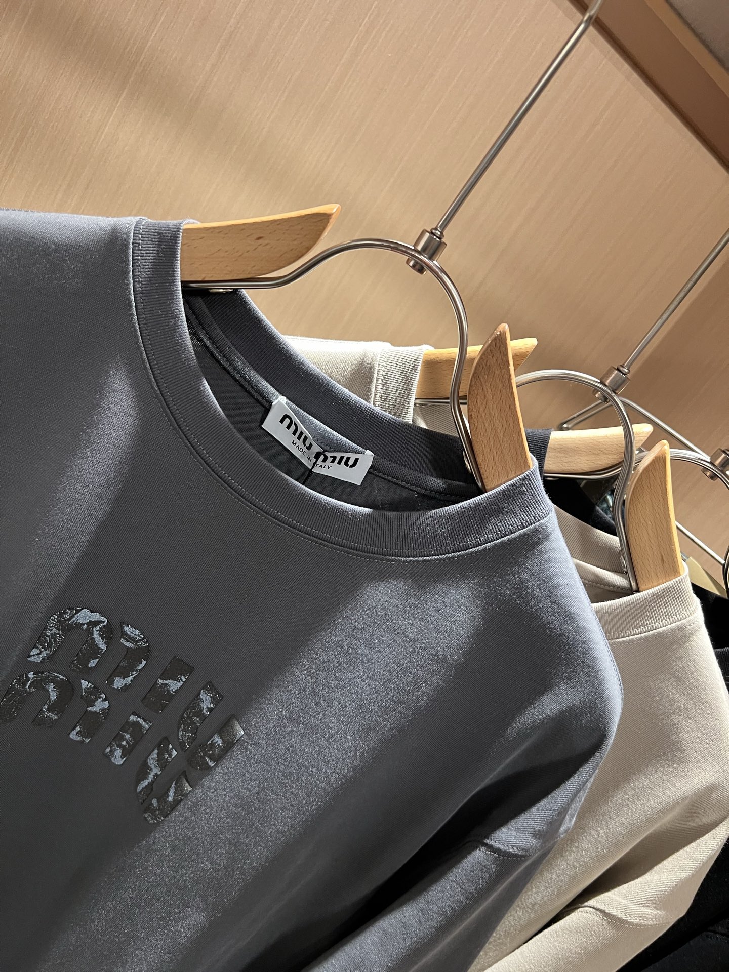 MIUMIU 谬谬2025秋冬新款男女同款👫打底衫，品牌最新设计元素！既不单调也不复杂,恰到好处的展现品