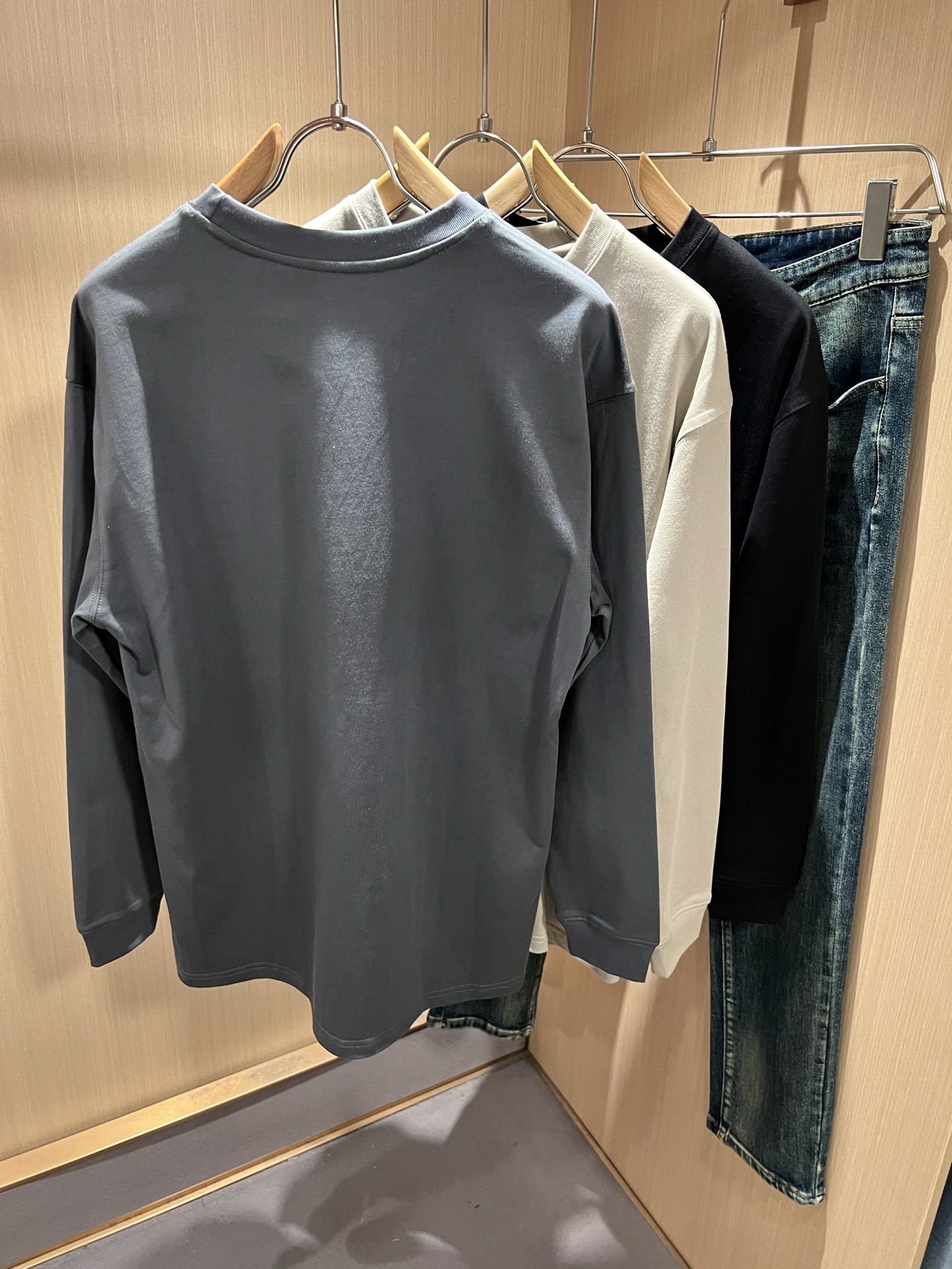 MIUMIU 谬谬2025秋冬新款男女同款👫打底衫，品牌最新设计元素！既不单调也不复杂,恰到好处的展现品