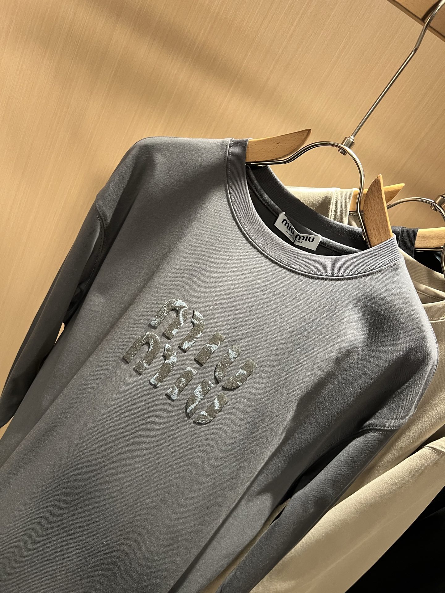 MIUMIU 谬谬2025秋冬新款男女同款👫打底衫，品牌最新设计元素！既不单调也不复杂,恰到好处的展现品