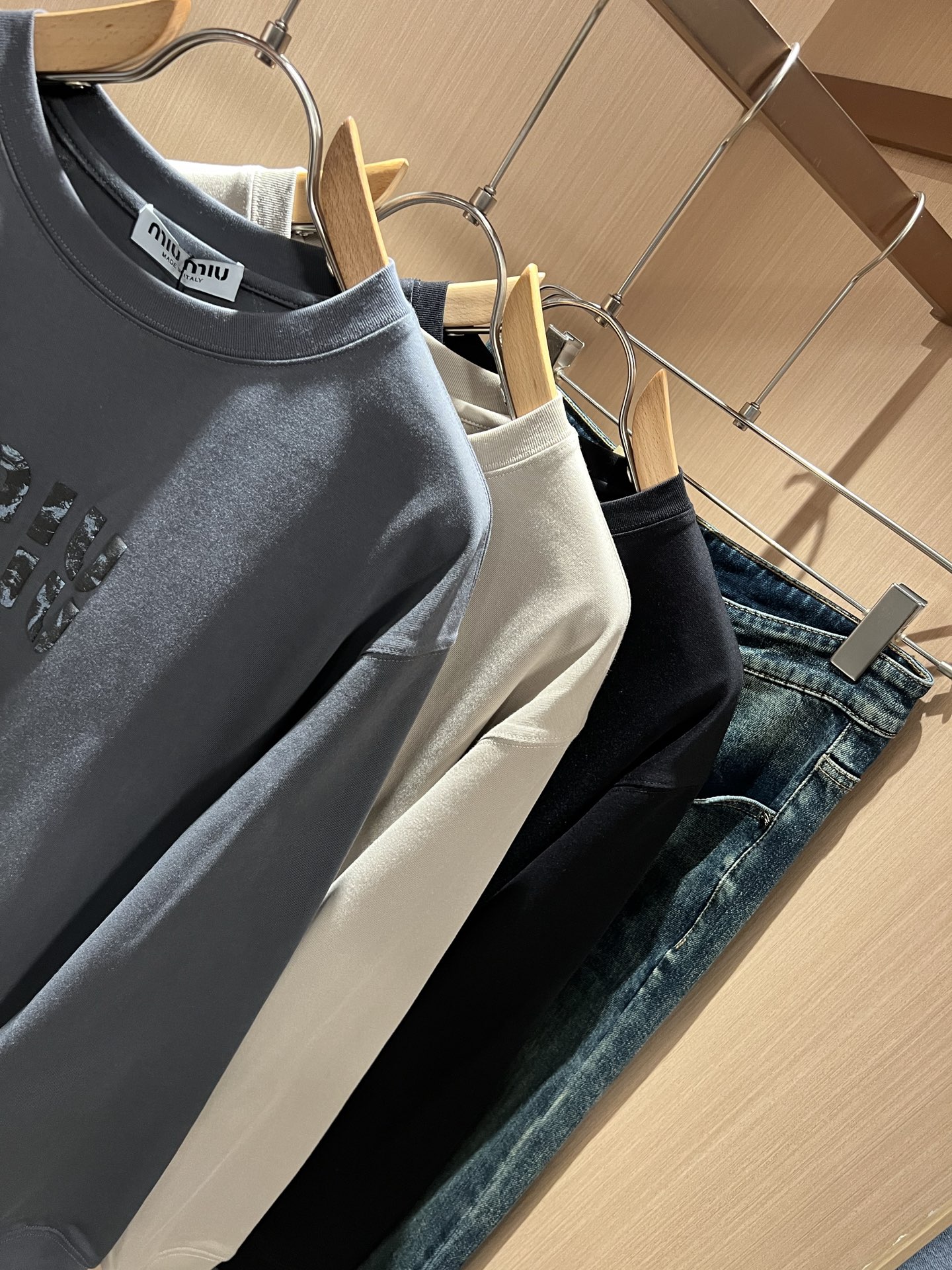 MIUMIU 谬谬2025秋冬新款男女同款👫打底衫，品牌最新设计元素！既不单调也不复杂,恰到好处的展现品