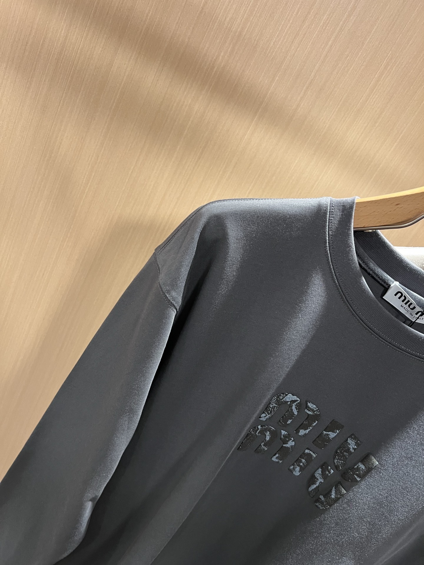 MIUMIU 谬谬2025秋冬新款男女同款👫打底衫，品牌最新设计元素！既不单调也不复杂,恰到好处的展现品