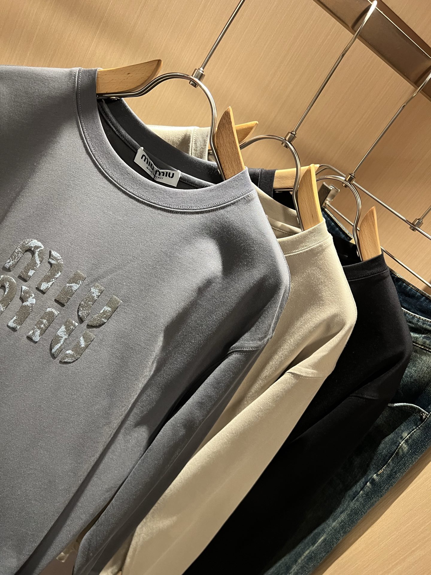 MIUMIU 谬谬2025秋冬新款男女同款👫打底衫，品牌最新设计元素！既不单调也不复杂,恰到好处的展现品