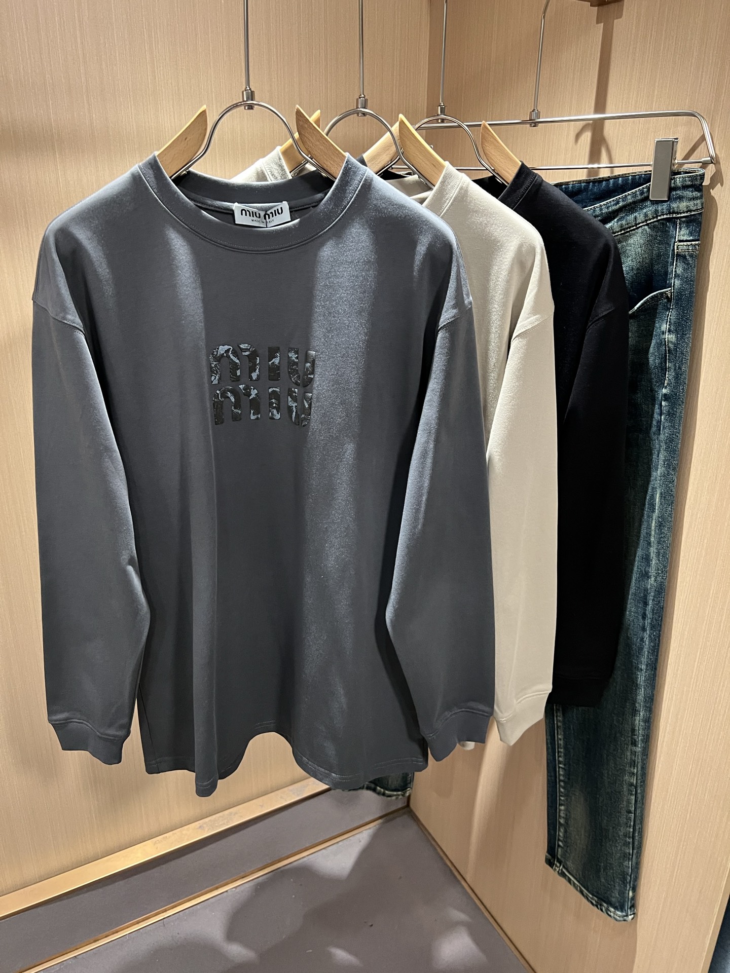 MIUMIU 谬谬2025秋冬新款男女同款👫打底衫，品牌最新设计元素！既不单调也不复杂,恰到好处的展现品