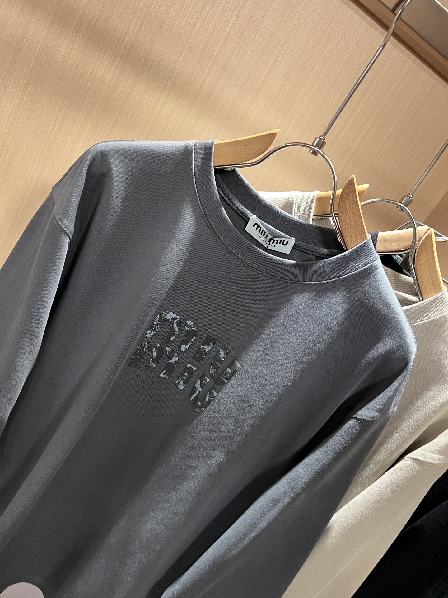 MIUMIU 谬谬2025秋冬新款男女同款👫打底衫，品牌最新设计元素！既不单调也不复杂,恰到好处的展现品