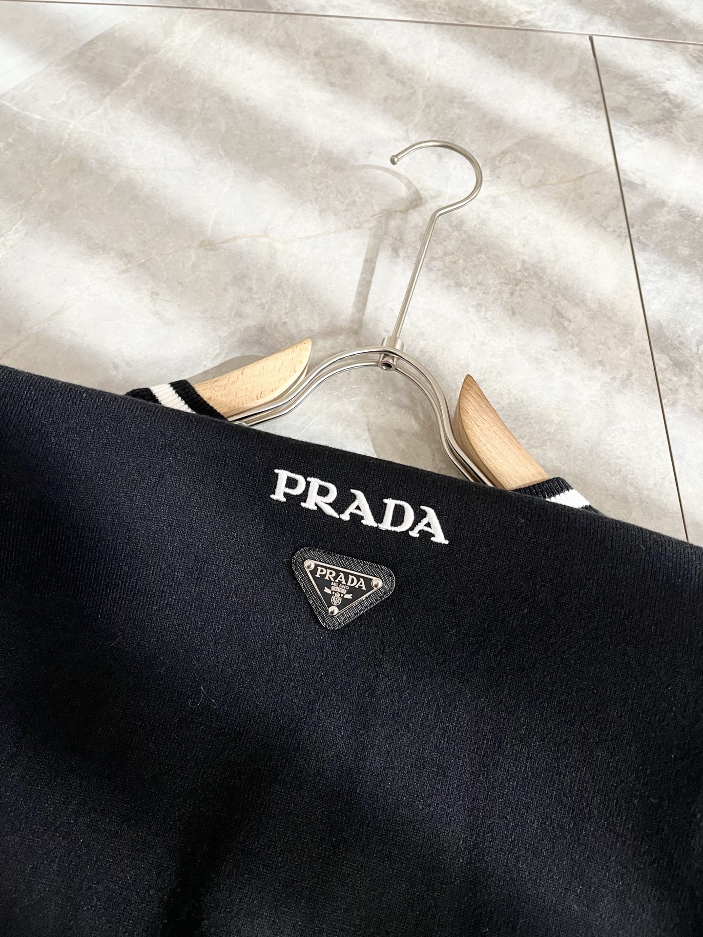 PRAD*A普*达2025秋冬新款男士针织羊毛衫，最新款全网独家首上！！~既经典有时尚百搭，谁不爱啊，将