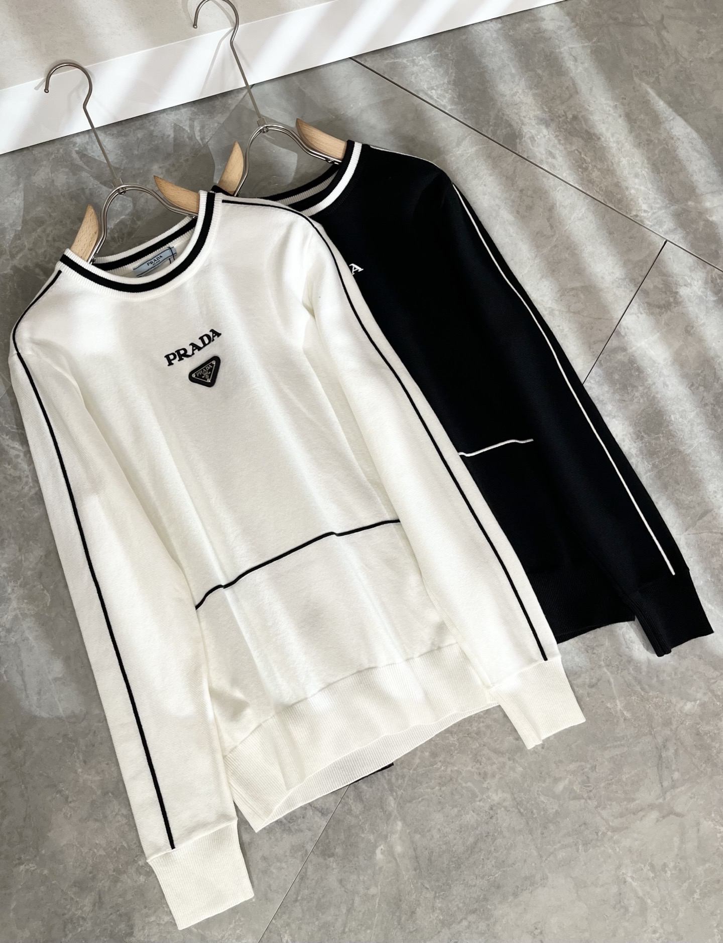 NO:599230,PRAD*A's 2025 new autumn and winter men's knitted woolen sweaters, the latest model is exclusively available on the entire network!  !  ~It is both classic and fashionable, who doesn’t love it? It shows the classic again, it is very eye-catching, and it has a low-luxury aura and recognition!  Pr*da's traditional brand concept and modern advanced technology are perfectly combined. Coupled with an extremely modern and simple design, Pr*da's exclusive three-dimensional logo pattern badge design!  Customized 100% imported wool fabric!  The texture of this model is quite impressive. You can tell the specifications and grades at your fingertips. The level of finesse and breathability are top-notch!  Size M-3XL,,prada,alexander wang19860909PRAD*A普*达2025秋冬新款男士针织羊毛衫,最新款全网独家首上！！~既经典有时尚百搭,谁不爱啊,将经典再次展现,非常的耐看,自带低奢光环与辨识度！Pr*da传统的品牌理念和现代化的先进技术进行了完美结合.加上极其现代摩登风范的简约设计,p家专属立体标识logo图案徽章设计！定制百分百进口羊毛面料！此款的质感相当感人 触手便知规格档次 细腻程度与透气效果堪称顶级！尺码M-3XL,,prada,alexander wang,Men's clothing