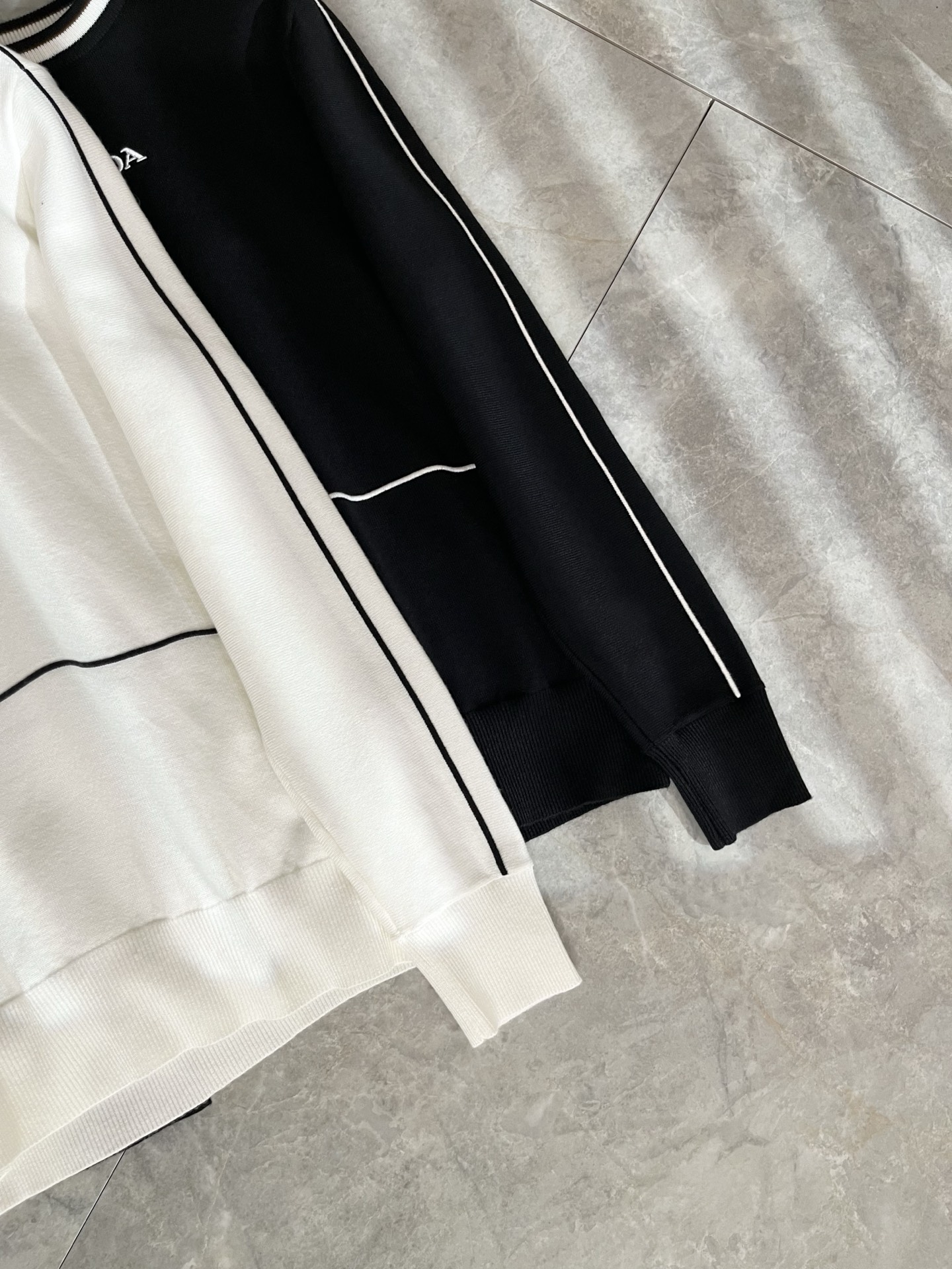 PRAD*A普*达2025秋冬新款男士针织羊毛衫，最新款全网独家首上！！~既经典有时尚百搭，谁不爱啊，将