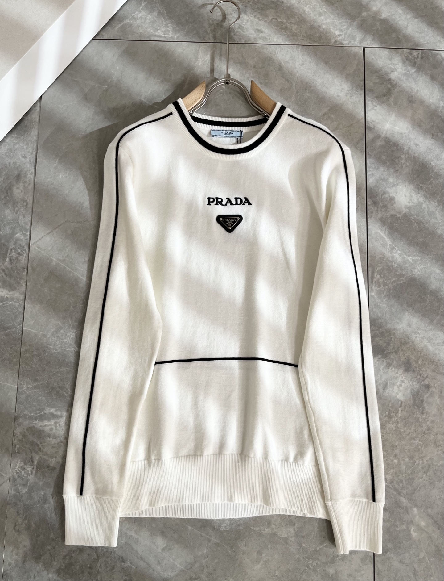 PRAD*A普*达2025秋冬新款男士针织羊毛衫，最新款全网独家首上！！~既经典有时尚百搭，谁不爱啊，将