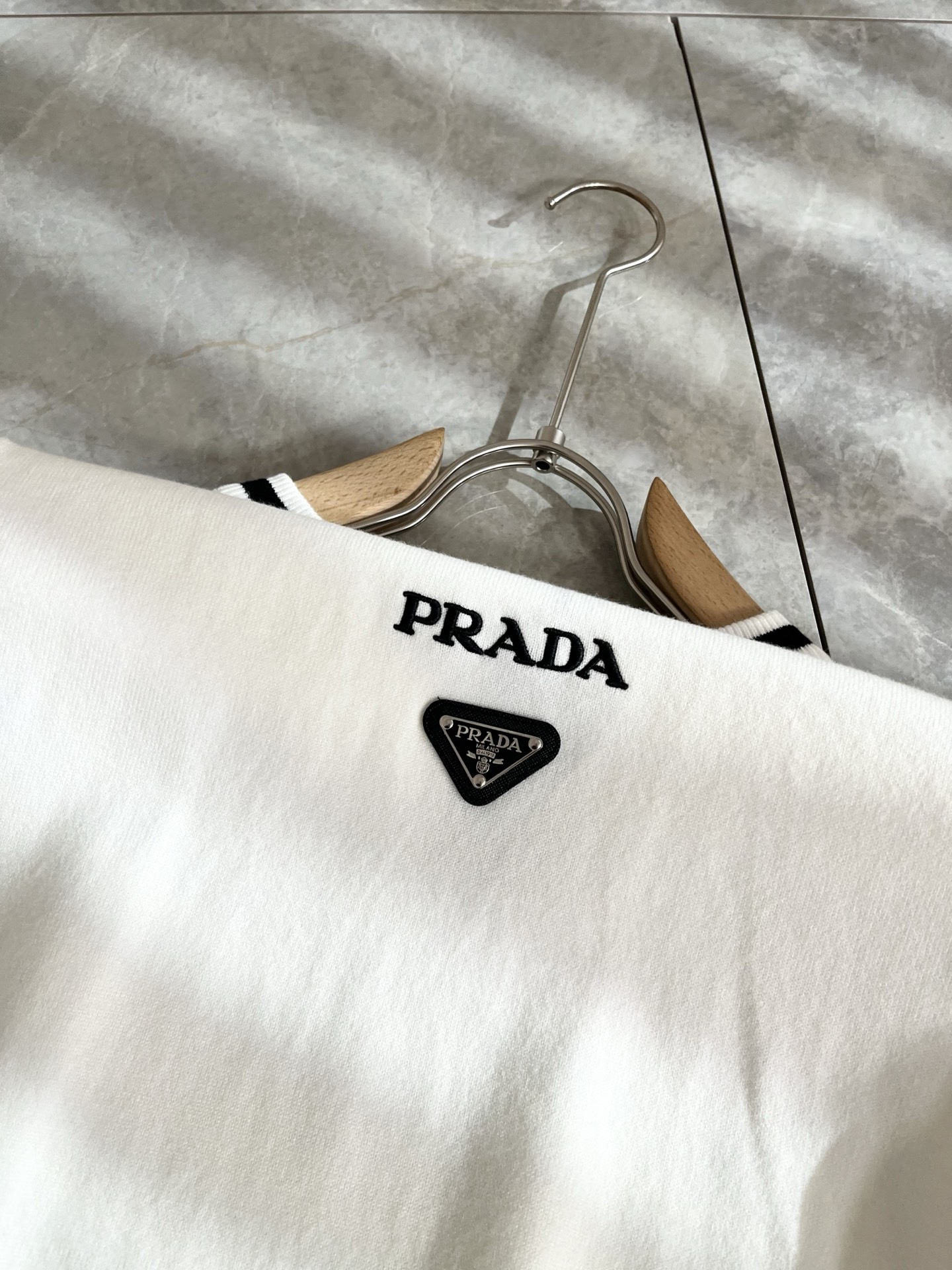 PRAD*A普*达2025秋冬新款男士针织羊毛衫，最新款全网独家首上！！~既经典有时尚百搭，谁不爱啊，将