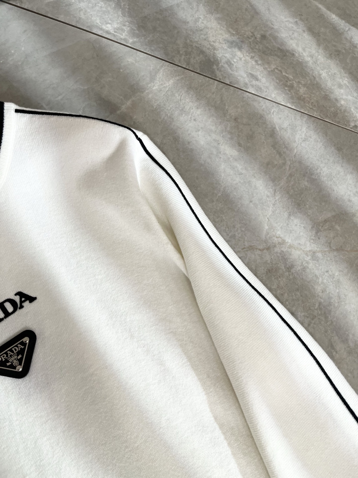 PRAD*A普*达2025秋冬新款男士针织羊毛衫，最新款全网独家首上！！~既经典有时尚百搭，谁不爱啊，将