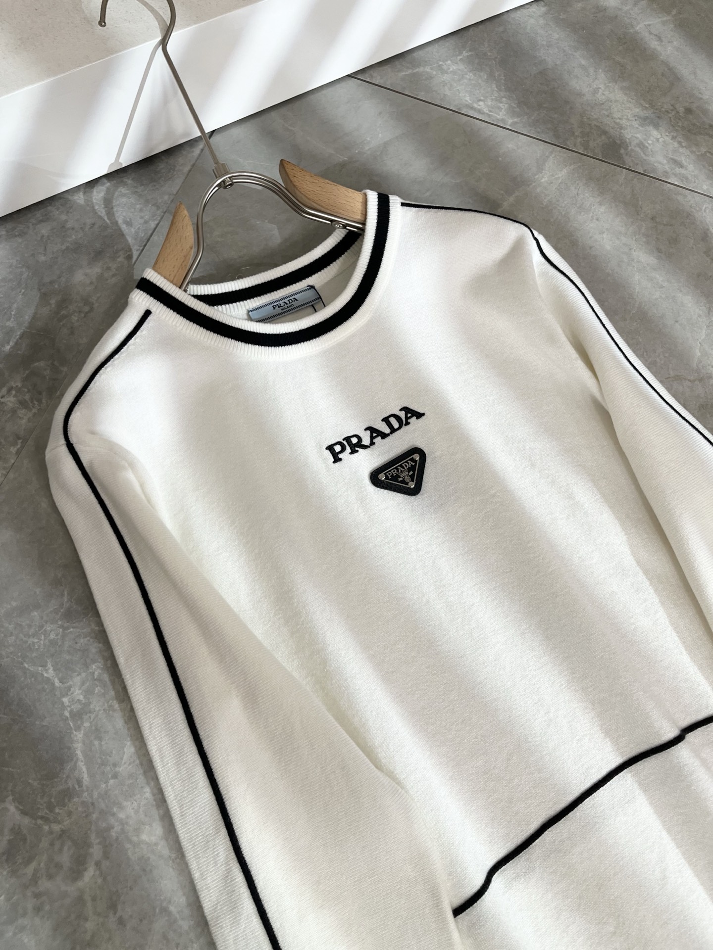 PRAD*A普*达2025秋冬新款男士针织羊毛衫，最新款全网独家首上！！~既经典有时尚百搭，谁不爱啊，将