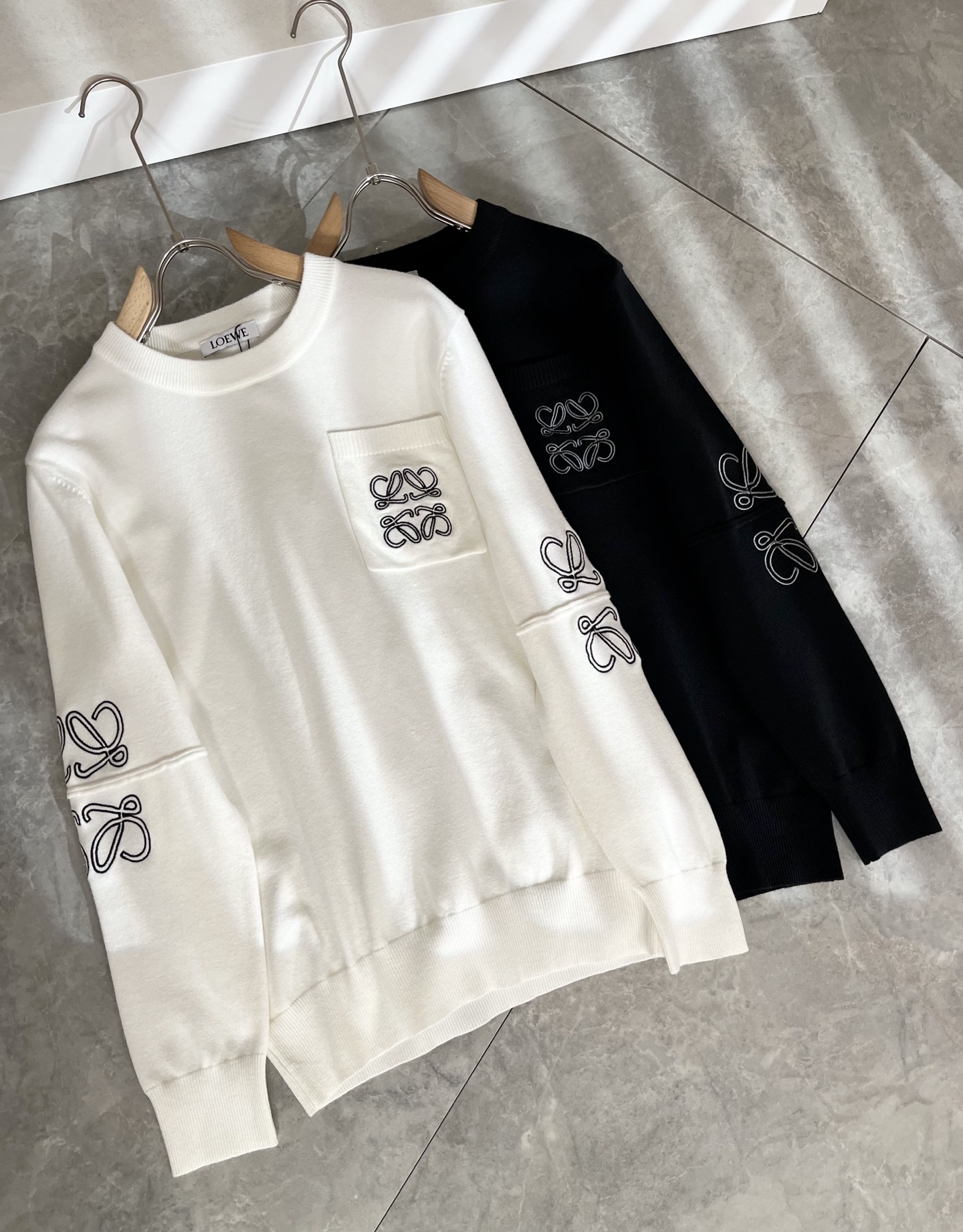 NO:599227,LO*WE/Luo*Wei 2025 new autumn and winter knitted sweaters for men and women, sold through trading company channels, the latest products in 2025, sold simultaneously in official counters, classic star-level items!  LO*WE's leather goods have the highest say in the entire fashion circle. The brand value is very influential and has a century-old historical and cultural heritage. It is a brand used by the royal family and nobles. Its exquisite craftsmanship and design have subverted modern aesthetics!  The overall design is in line with the aesthetic design of the LOE family, using classic brand elements, perfectly inheriting the essence and genes of the LOE family, and designing the logo and pattern embroidery design!  The vision is quite exquisite and beautiful, highlighting the brand characteristics, highly recognizable and very fashionable. The overall design interprets minimalism to the extreme, simple and elegant!  We supply high-end materials imported from Egypt and select high-end knitted wool fabrics!  Extremely luxurious and special materials, the fabric properties are all excellent, the tactile experience is self-evident, the ultimate luxury enjoyment!  The appearance is perfect, and the details are exquisite and elegant. It not only reduces age but also highlights the fashionable temperament. The upper body is full of temperament. The color matching is quite in line with the needs of matching seasons. It has a high degree of control and mix-matching. It has no age limit and has an excellent sense of style!  Size M-3XL,,loewe,alexander wang19860909LO*WE/罗*威2025秋冬新款男女同款针织羊毛衫,贸易公司渠道货,2025年最新品,官柜同步售卖,经典明星级单品！LO*WE家的皮具单品在整个时装圈最有极高的的发言权,品牌价值影响力颇高,有着百年历史文化底蕴,皇室御贵族御用品牌,其精湛的手工艺及设计感颠覆了现代审美！整体的设计符合LOE家美学设计,运用了经典的品牌元素,完美沿袭了LOE家的精髓与基因,设计logo标识图案刺绣设计！视觉颇为精致美观,彰显了品牌特质,辨识度极高且极具时髦感,整体的设计将极简主义阐释到极致,简约而大方！客供埃及进口高级物料,甄选高端针织羊毛面料！极为奢华特殊的材质,面料属性皆为上乘,触感体验不言而喻,奢华极致享受！品相完美如斯,细节处处精致考究,即减龄又凸显了时髦气质感,上身满满的气质感,配色相当符合搭配季节需求,驾驭度混搭性极高,无关年龄界定,造型感极佳的一款单品！尺码M-3XL,,loewe,alexander wang,Men's clothing