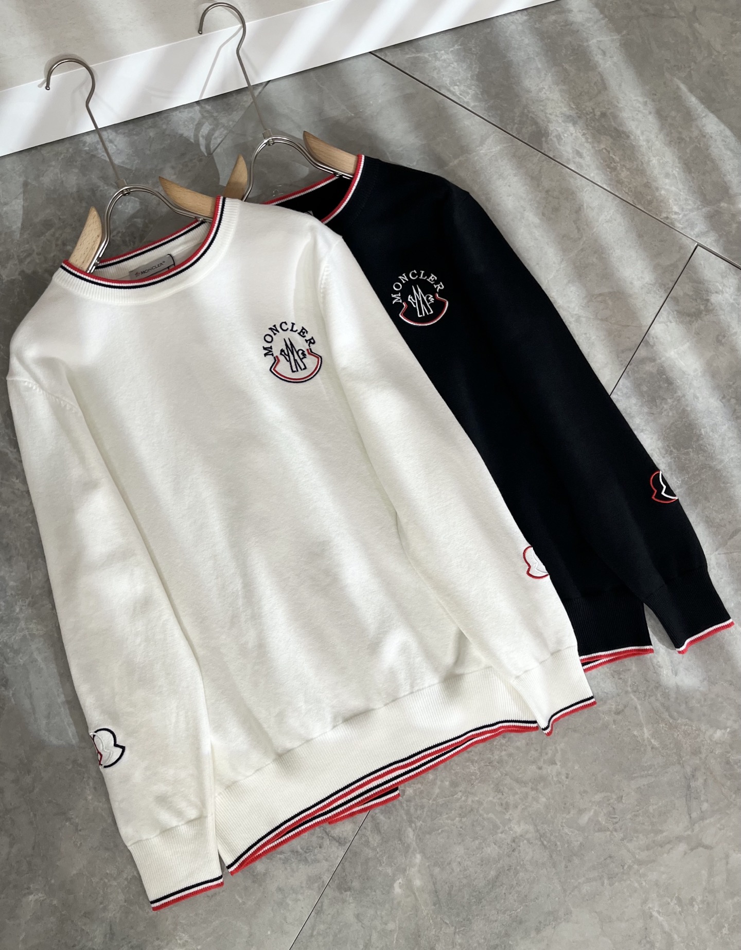 NO:599221,Moncl*r Men's and women's 2025 autumn and winter same style couple's latest trade order knitted wool sweater, all in good condition!  !  Internet celebrity model!  The craftsmanship is knitted wool and crocheted, with a simple Mon logo embroidery design!  Not stiff, with a rich three-dimensional feel overall, quality export order, customized exclusive knitted wool fabric, to meet the simple needs of commuters for dressing. The upper body effect is very good, slimming, and not picky about the figure. The fabric workmanship... is impeccable, good craftsmanship and good fabrics can make you wear a good taste, a must-have item for everyone!  Size M-3XL,,alexander wang19860909Moncl*r蒙*口 2025秋冬男女同款情侣款最新的贸易订单针织羊毛衫,全品相！！网红款！工艺采用针织羊毛钩织,简单Mon标识logo刺绣设计！不僵硬,整体有着丰富的立体感,品质出口订单,定制专属针织羊毛面料,满足通勤人们对于着装的简约需求,上身效果很好,显瘦,不挑剔身材.面料做工....无可挑剔,好工艺好面料才能穿出好品味一款,人手必备单品！尺码M-3XL,,alexander wang,Men's clothing