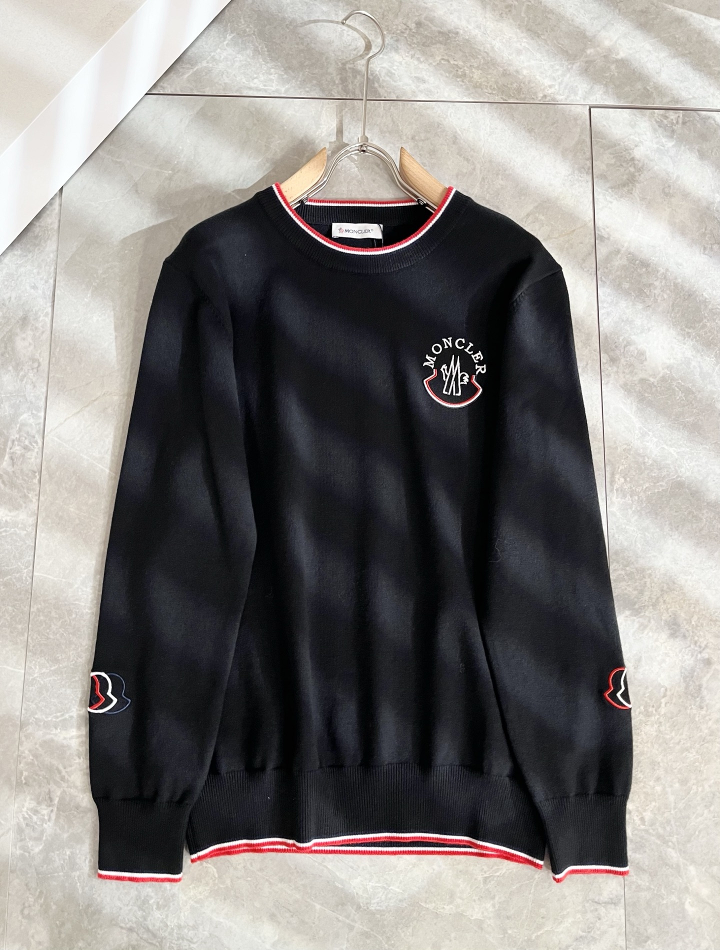 Moncl*r蒙*口 2025秋冬男女同款情侣款👫最新的贸易订单针织羊毛衫，全品相！！网红款！工艺采用针