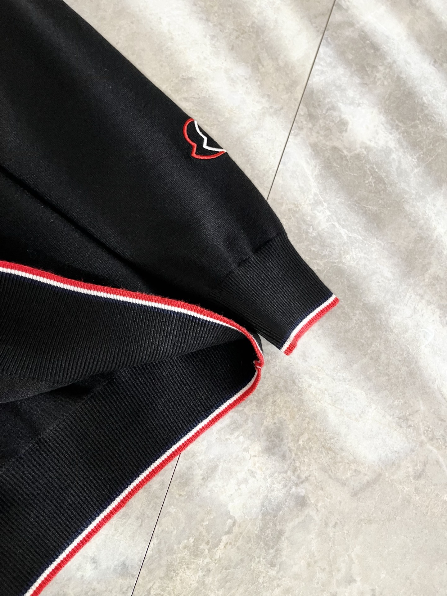 Moncl*r蒙*口 2025秋冬男女同款情侣款👫最新的贸易订单针织羊毛衫，全品相！！网红款！工艺采用针