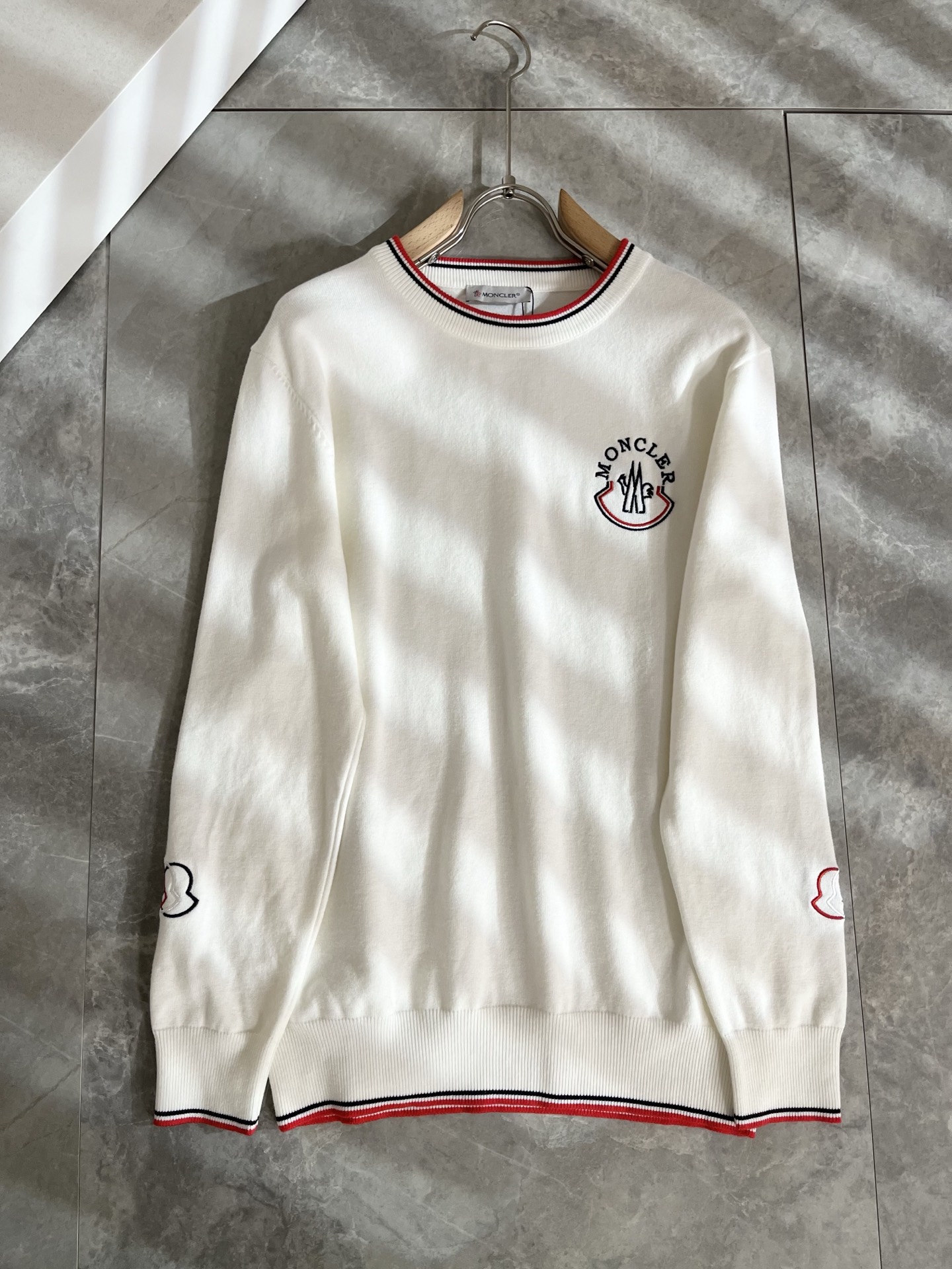 Moncl*r蒙*口 2025秋冬男女同款情侣款👫最新的贸易订单针织羊毛衫，全品相！！网红款！工艺采用针